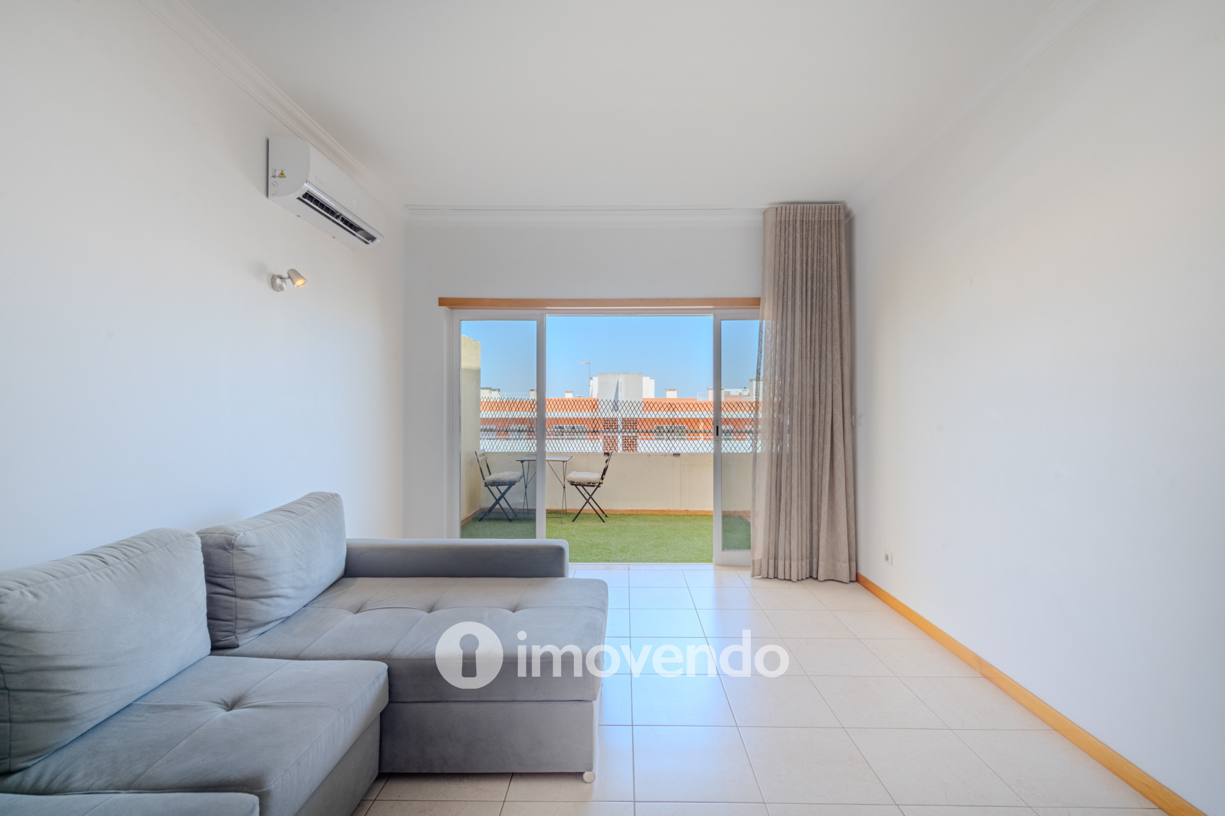 Apartamento T1 com terraço, num condomínio com piscina, em Portimão