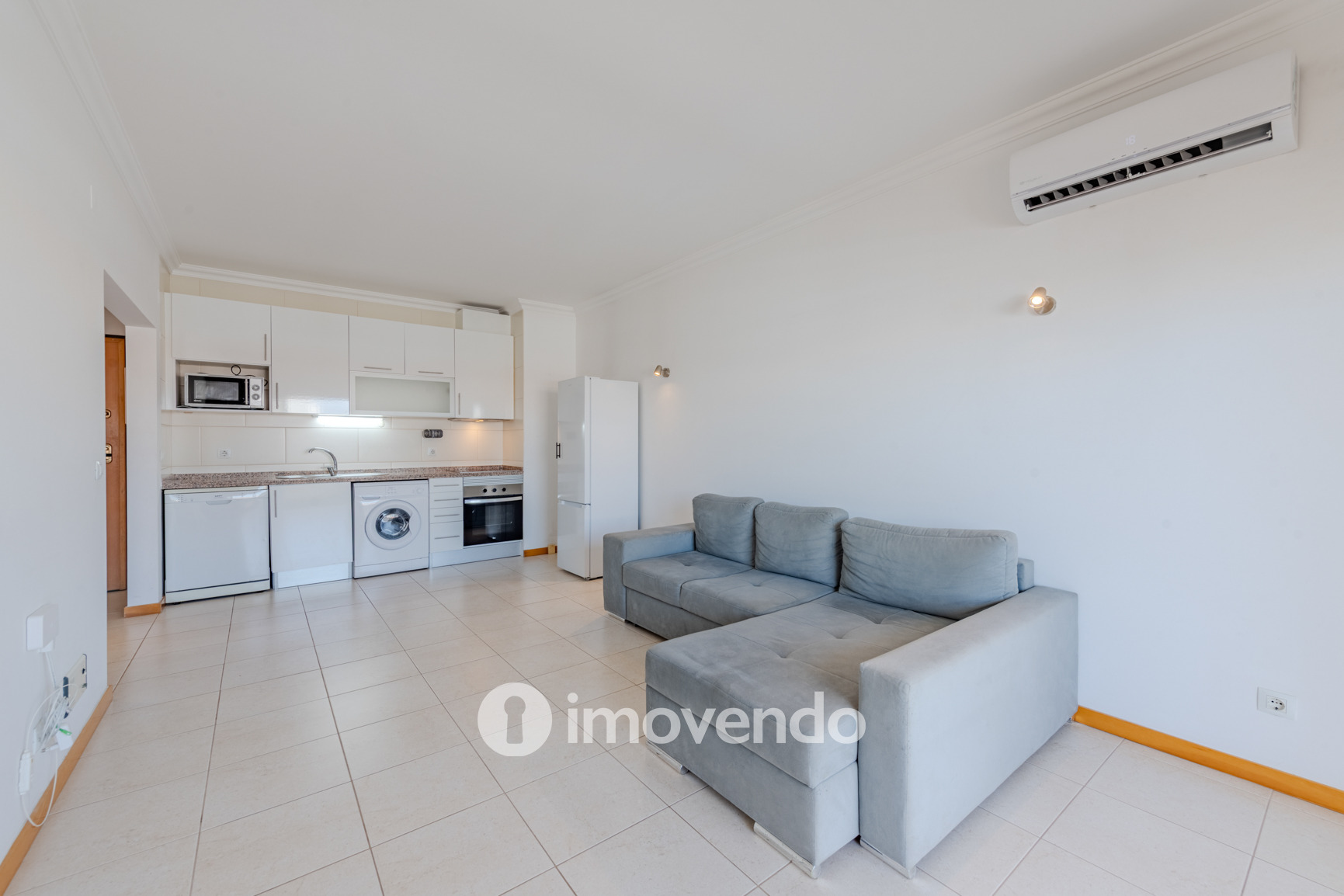Apartamento T1 com terraço, num condomínio com piscina, em Portimão