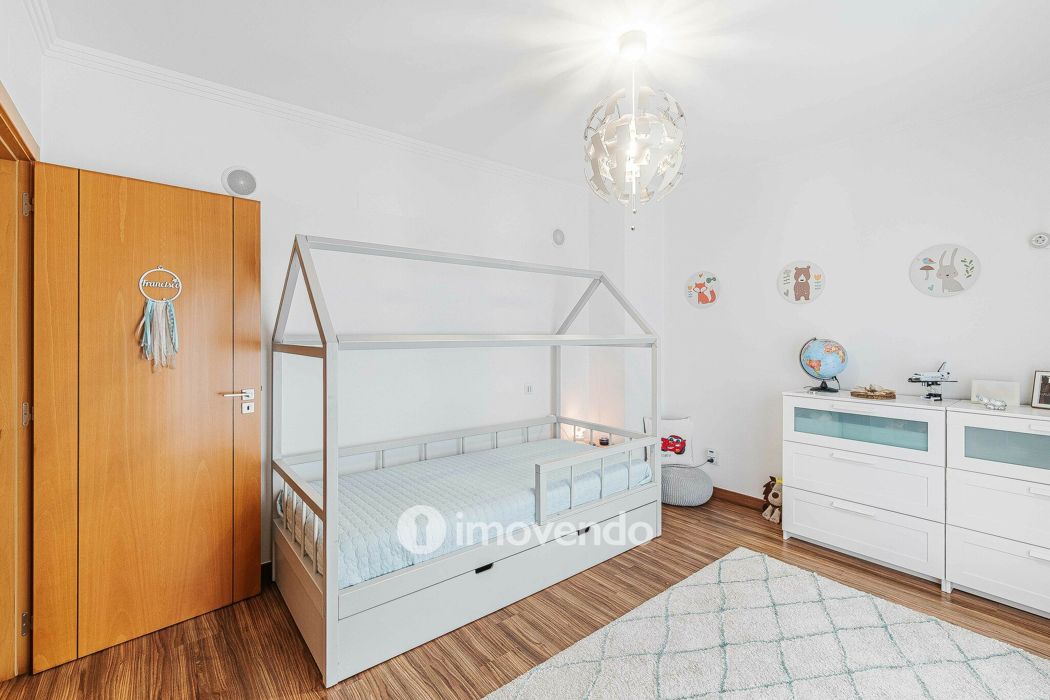 Moradia T3 com garagem, num condomínio com piscina, em Bucelas