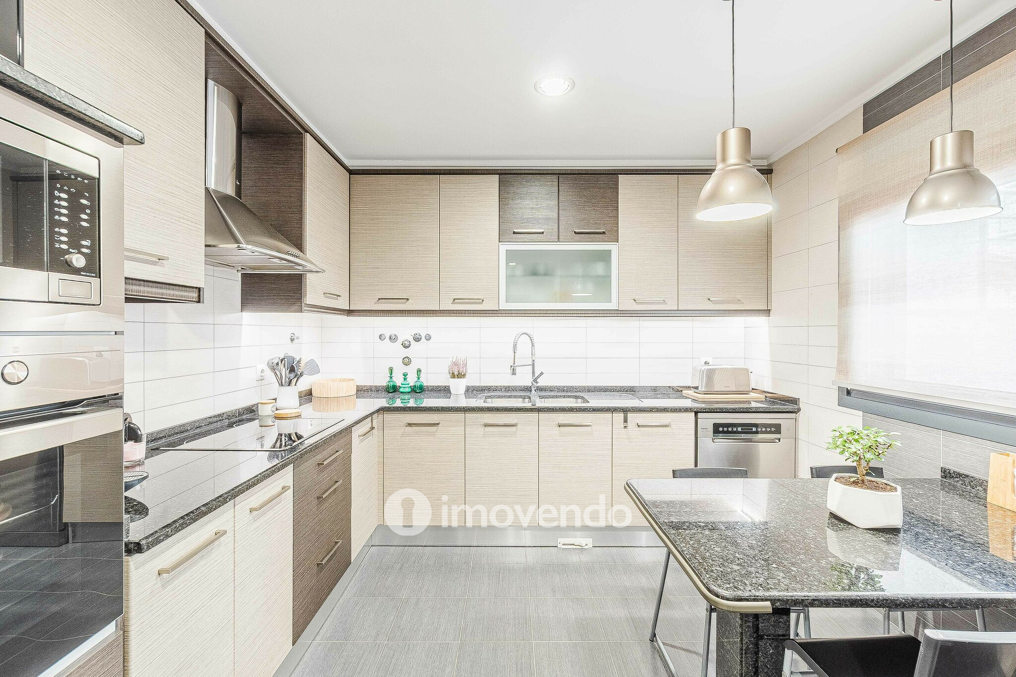 Moradia T3 com garagem, num condomínio com piscina, em Bucelas