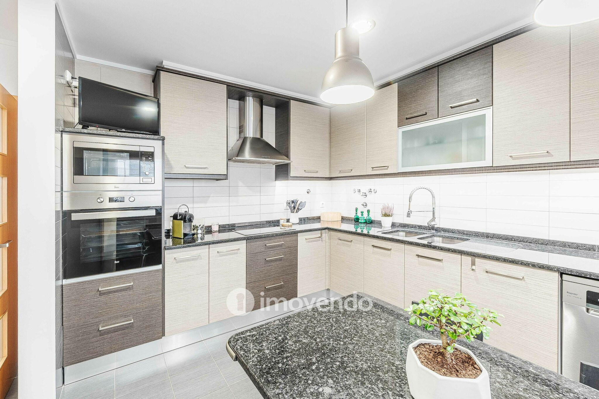 Moradia T3 com garagem, num condomínio com piscina, em Bucelas