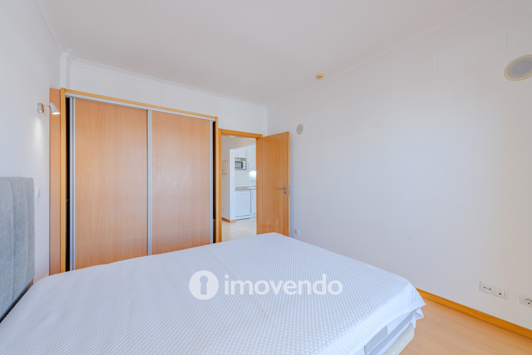 Apartamento T1 com terraço, num condomínio com piscina, em Portimão