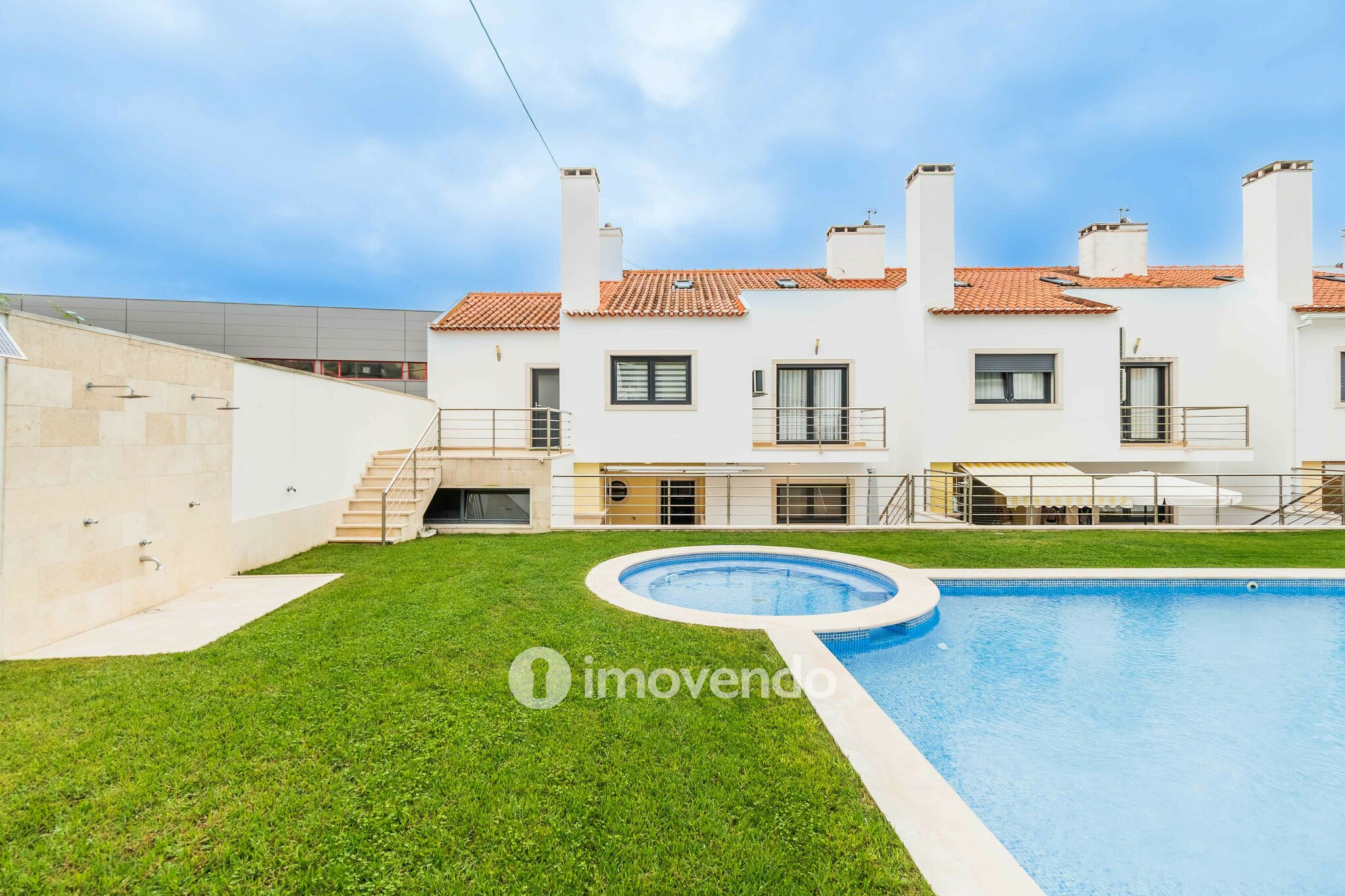 Moradia T3 com garagem, num condomínio com piscina, em Bucelas