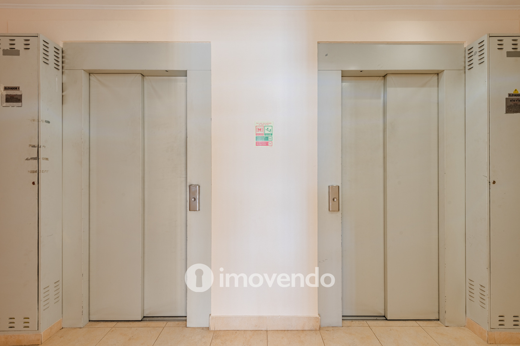 Apartamento T1 com terraço, num condomínio com piscina, em Portimão