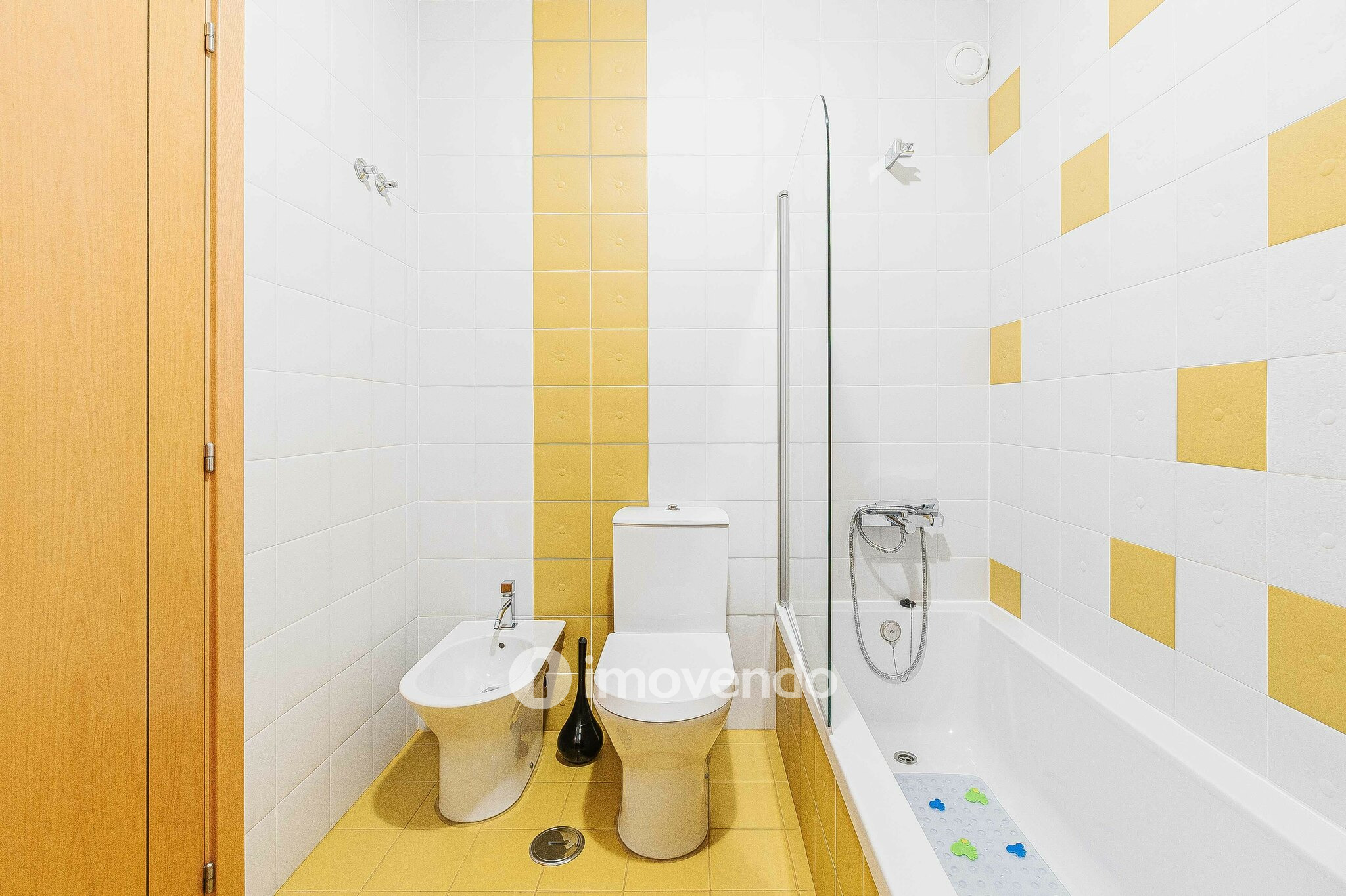 Moradia T3 com garagem, num condomínio com piscina, em Bucelas