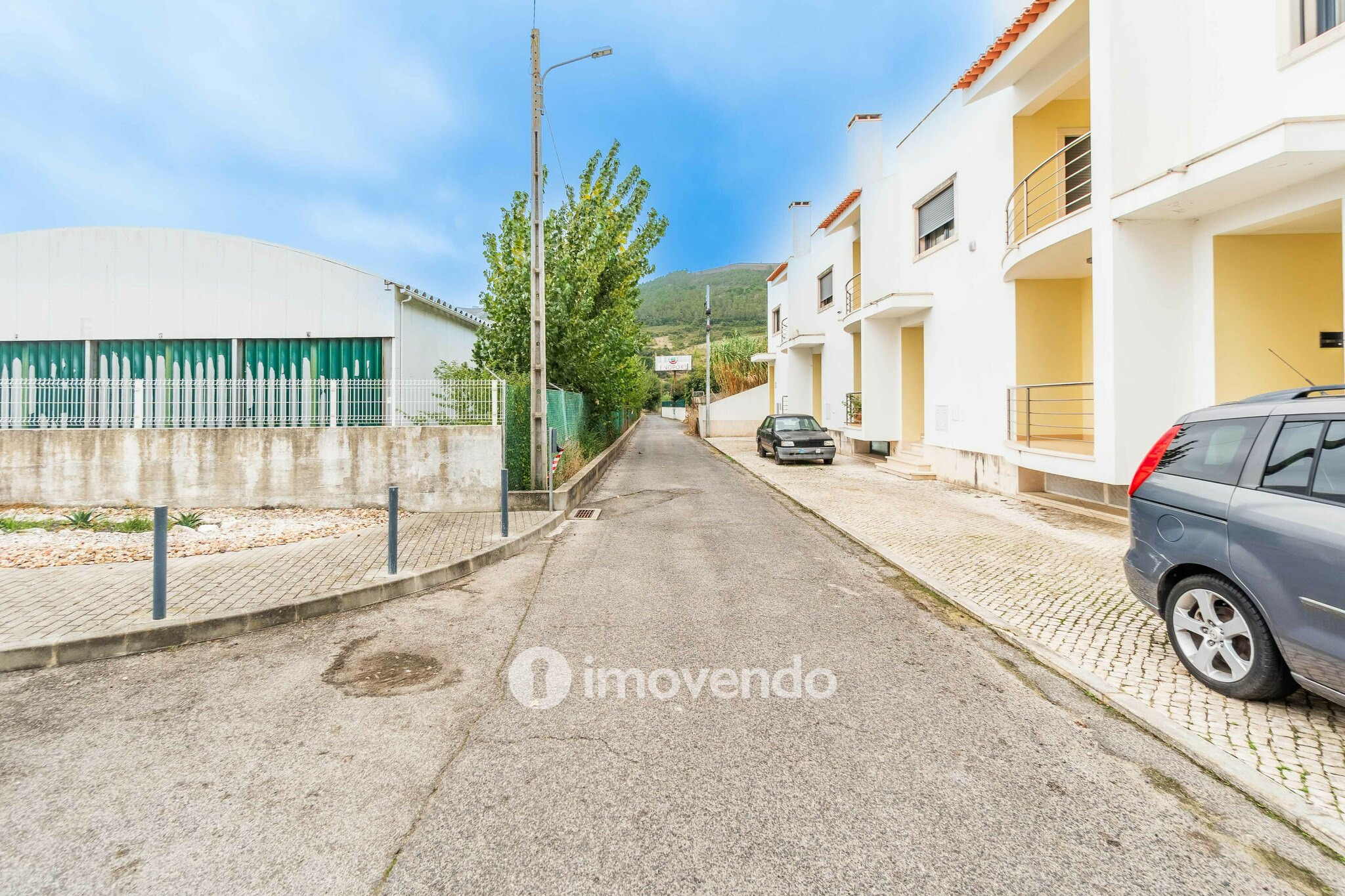 Moradia T3 com garagem, num condomínio com piscina, em Bucelas