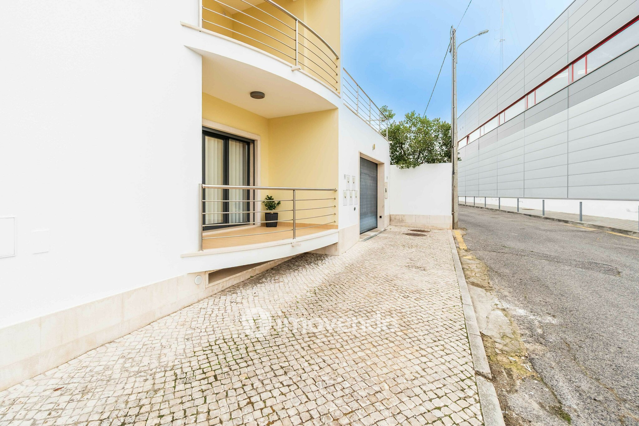 Moradia T3 com garagem, num condomínio com piscina, em Bucelas