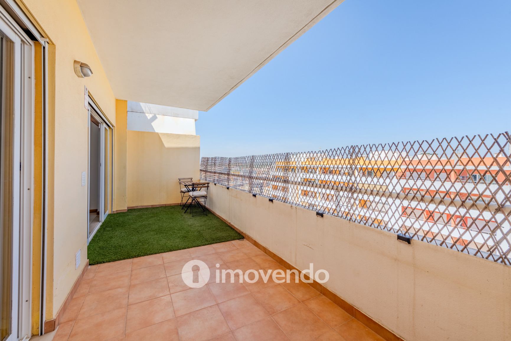 Apartamento T1 com terraço, num condomínio com piscina, em Portimão