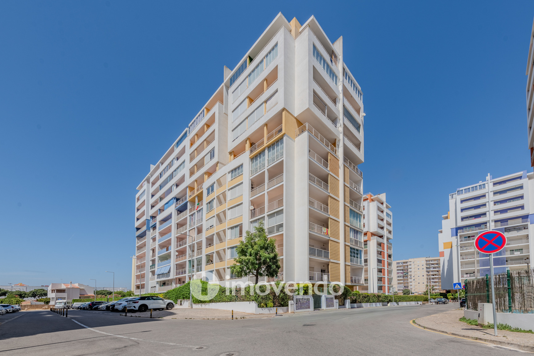Apartamento T1 com terraço, num condomínio com piscina, em Portimão