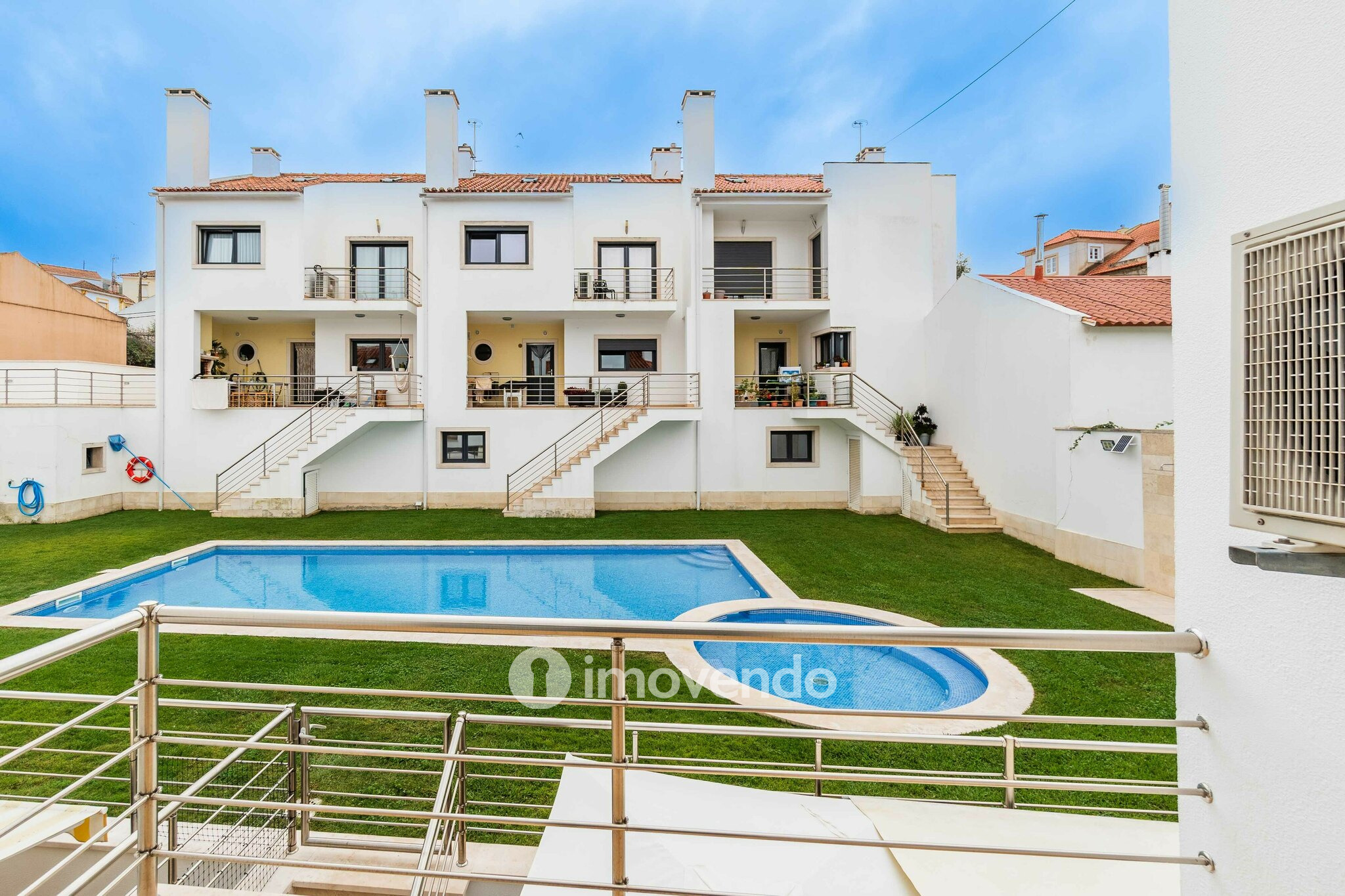 Moradia T3 com garagem, num condomínio com piscina, em Bucelas