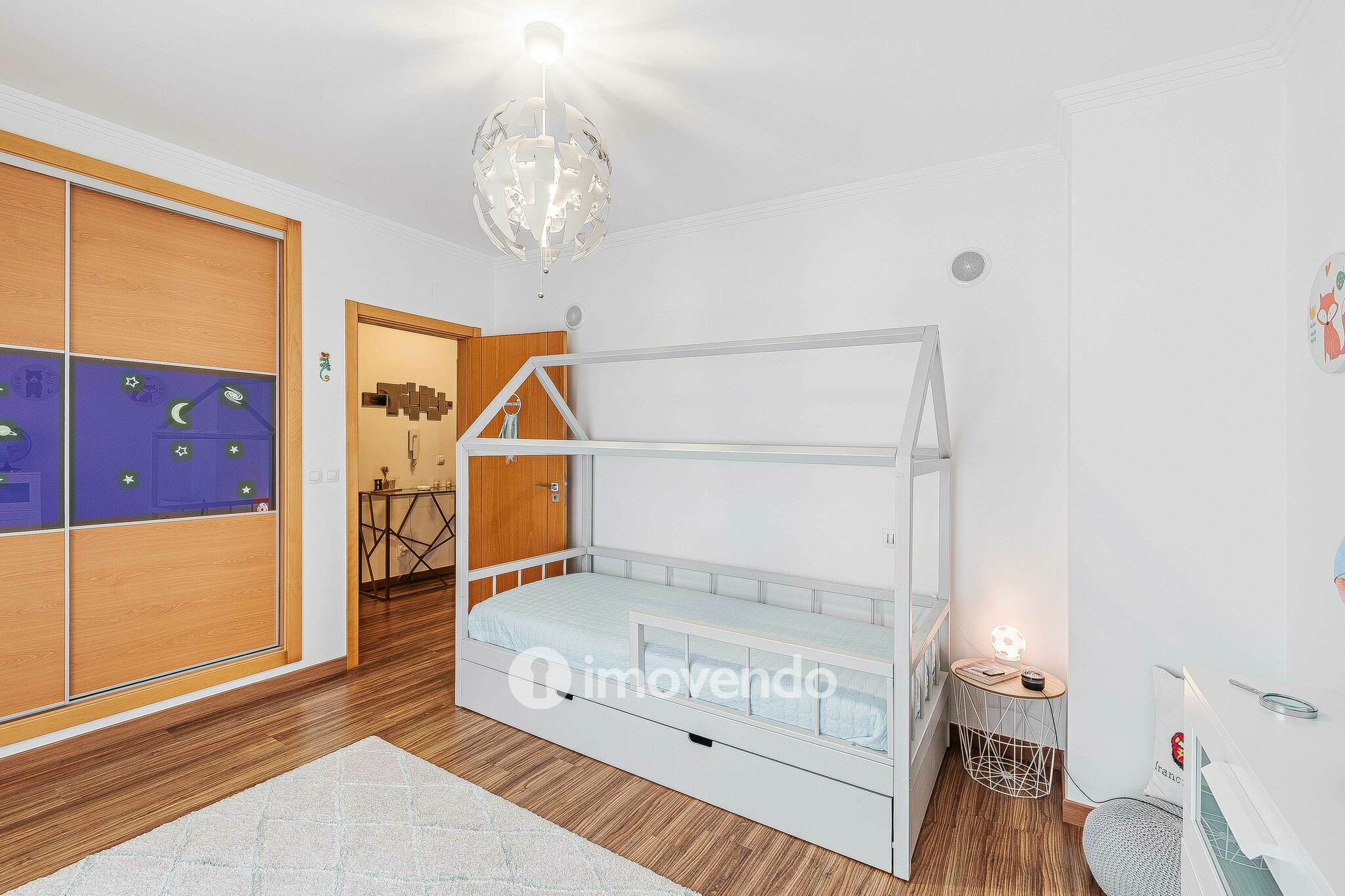 Moradia T3 com garagem, num condomínio com piscina, em Bucelas