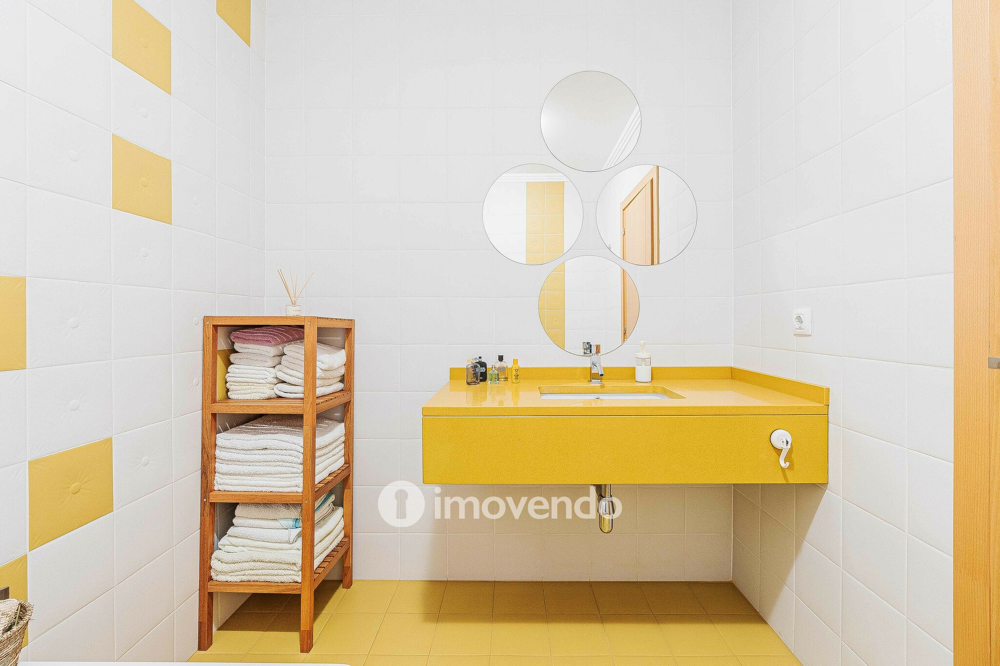 Moradia T3 com garagem, num condomínio com piscina, em Bucelas