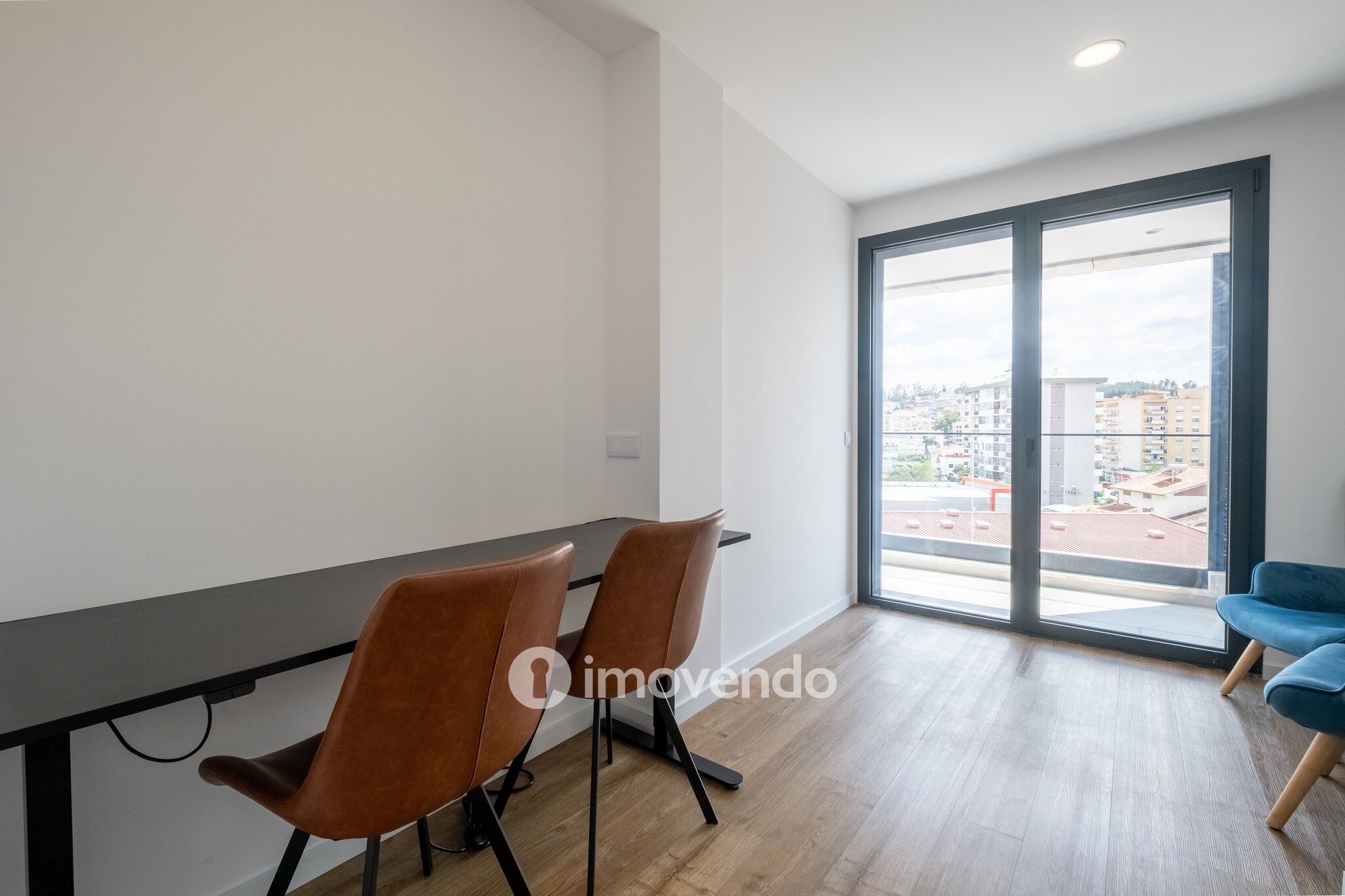 Apartamento T1+1, semi-novo, em Coimbra