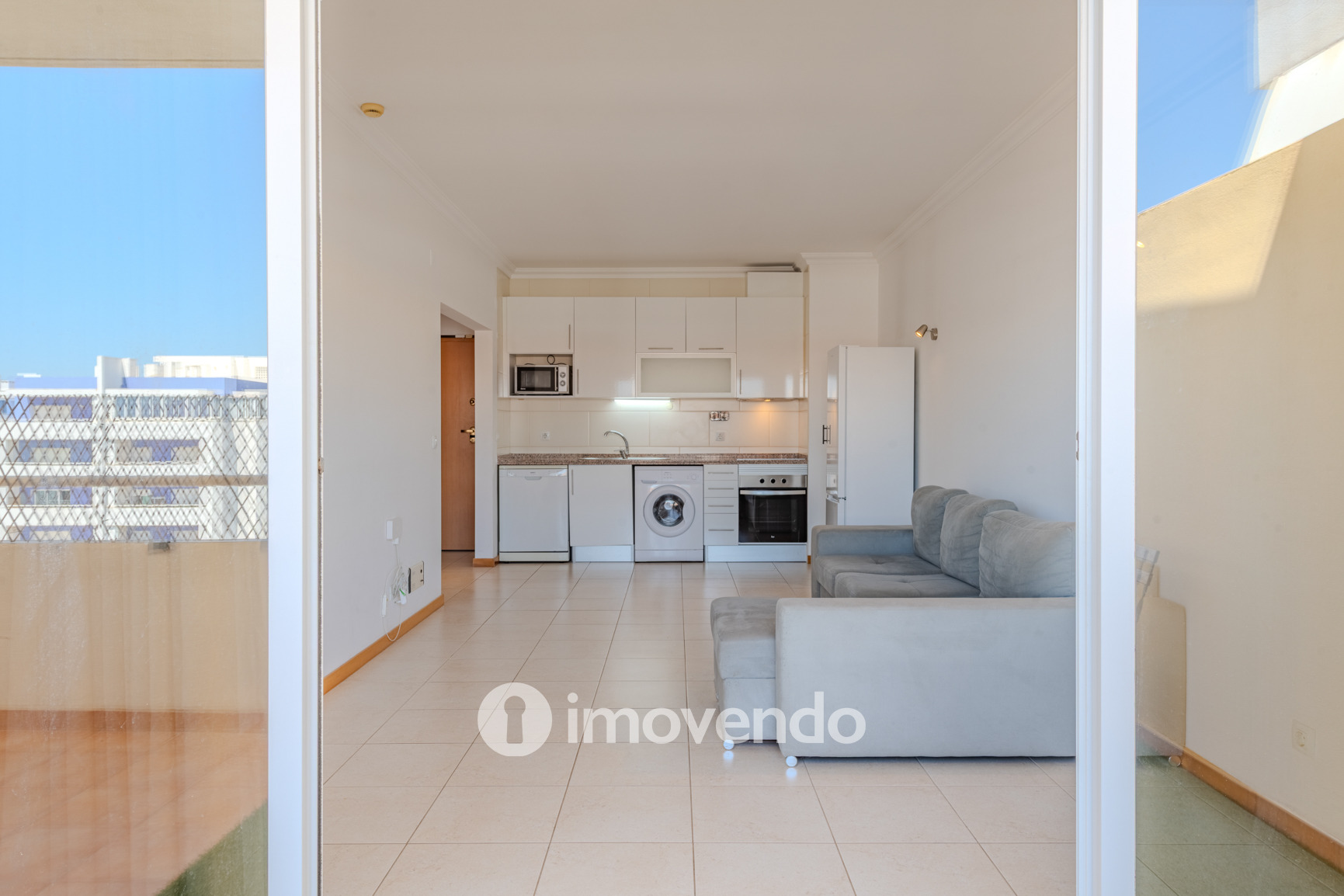 Apartamento T1 com terraço, num condomínio com piscina, em Portimão