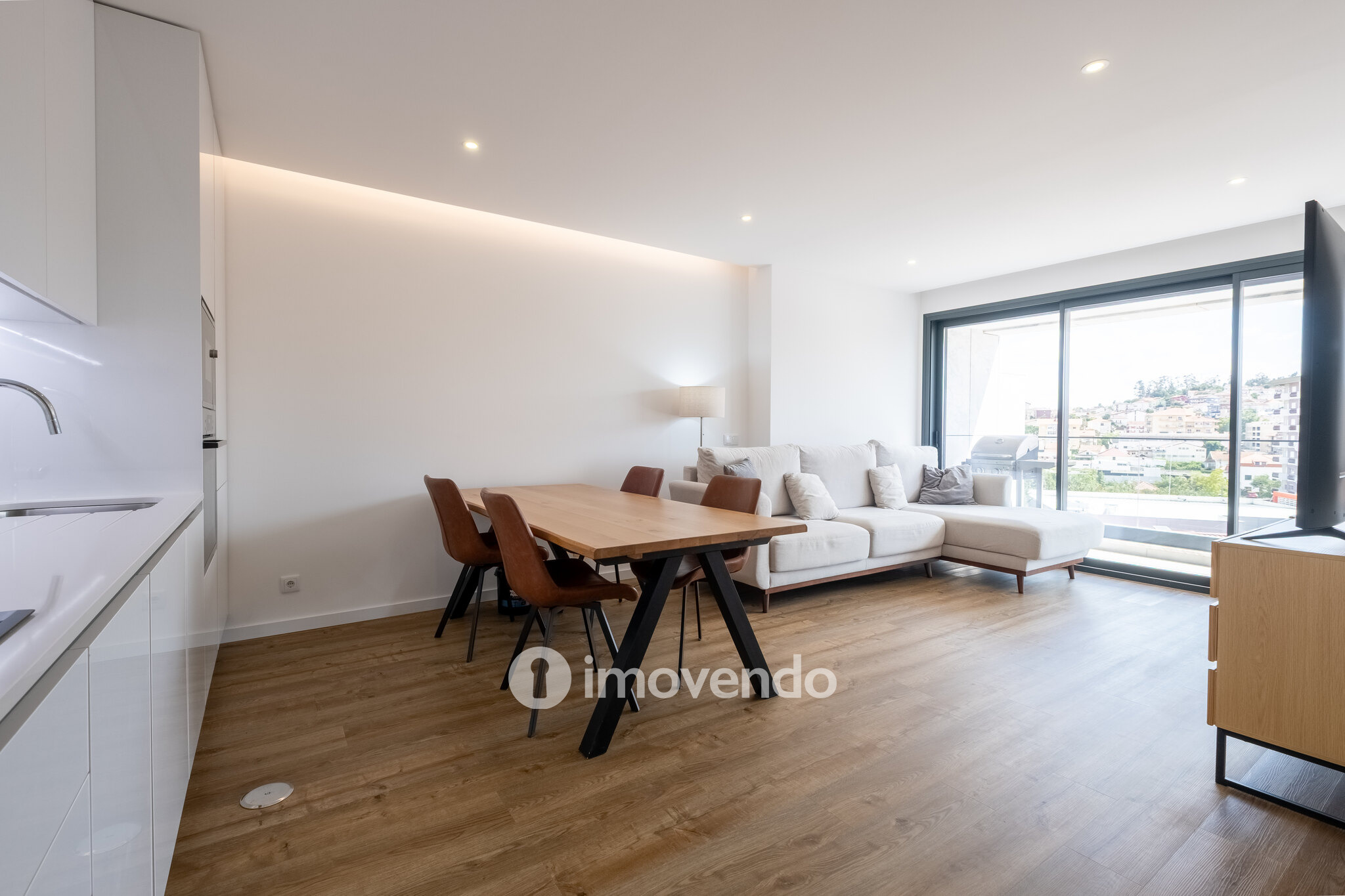 Apartamento T1+1, semi-novo, em Coimbra