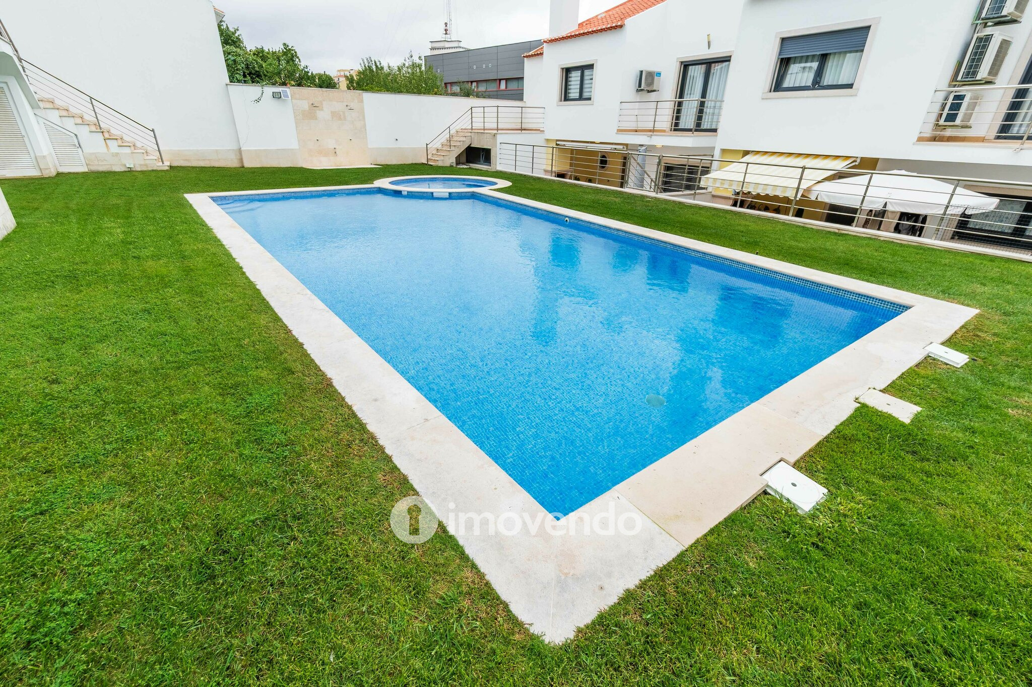 Moradia T3 com garagem, num condomínio com piscina, em Bucelas