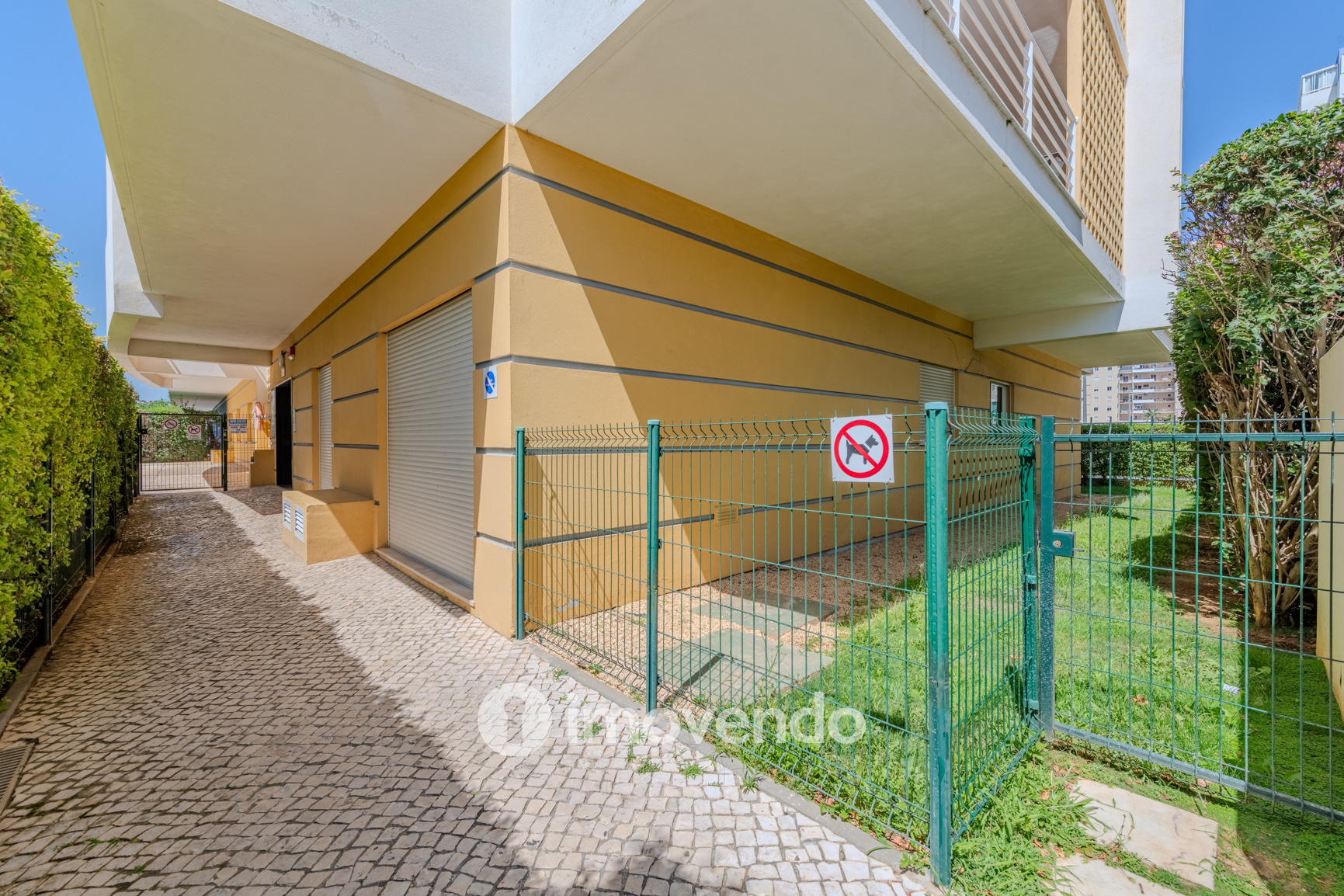 Apartamento T1 com terraço, num condomínio com piscina, em Portimão