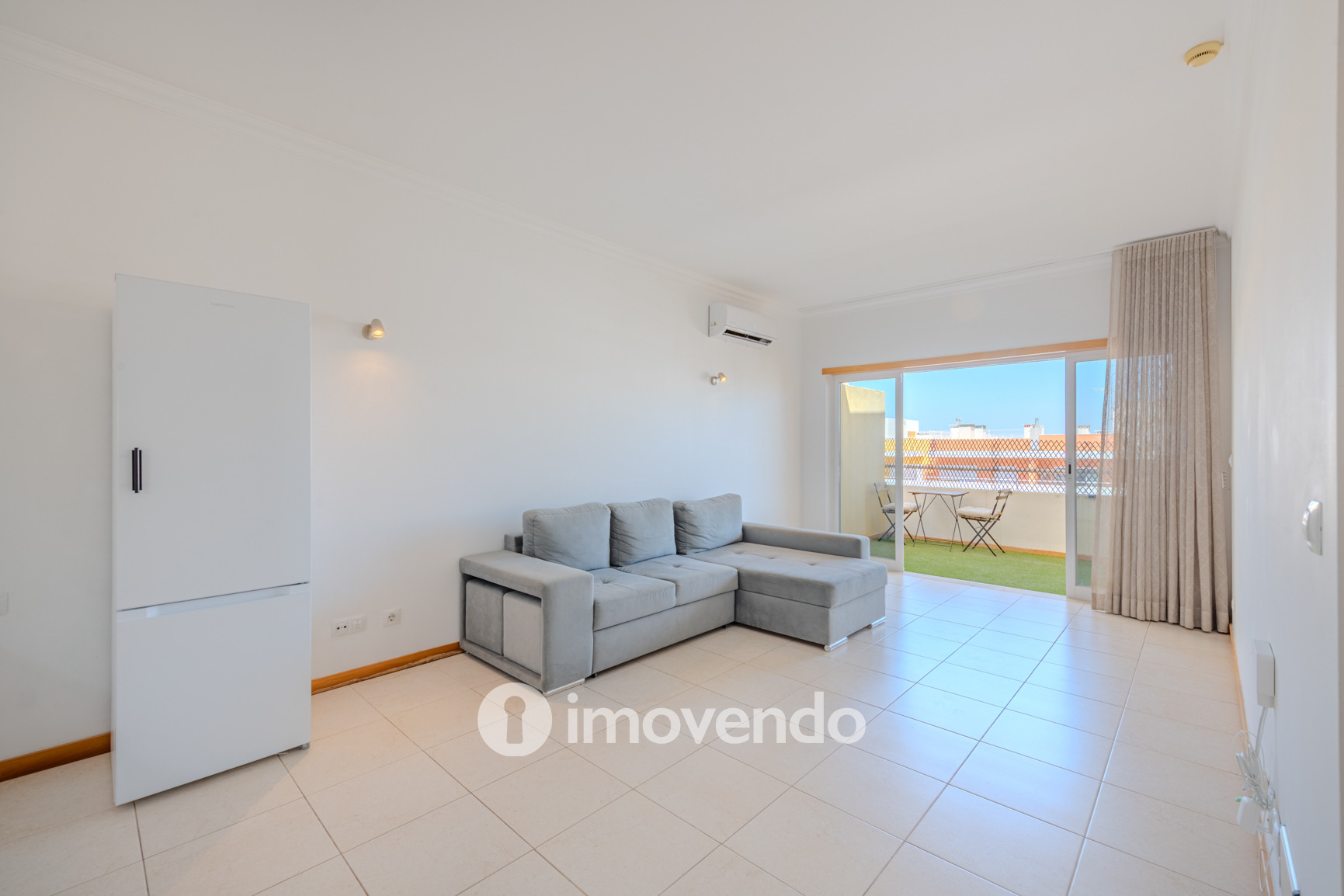 Apartamento T1 com terraço, num condomínio com piscina, em Portimão
