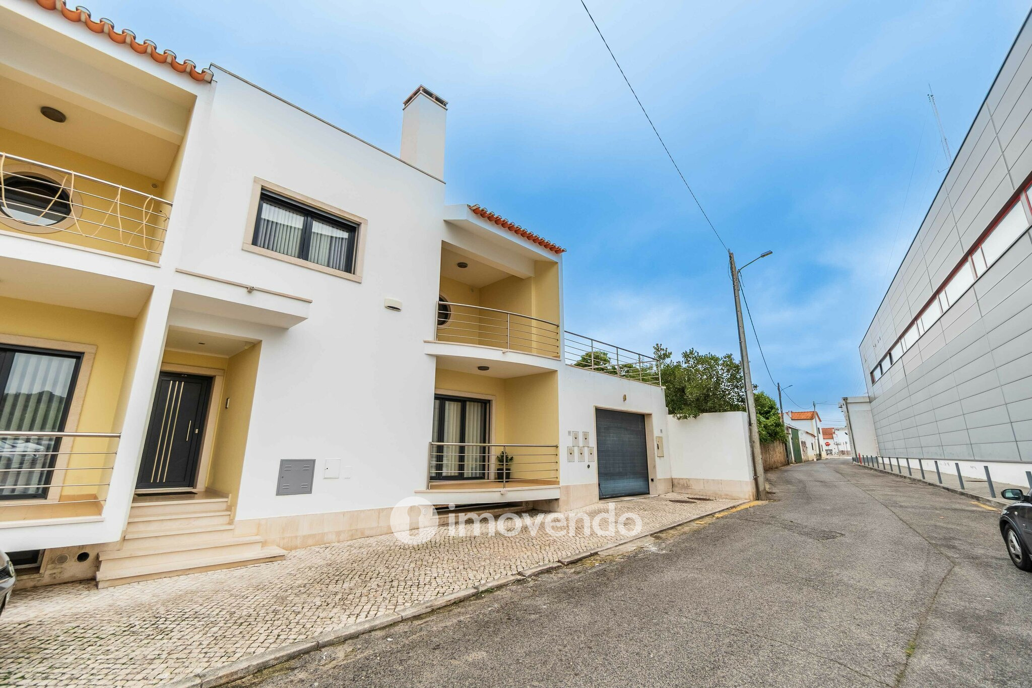 Moradia T3 com garagem, num condomínio com piscina, em Bucelas