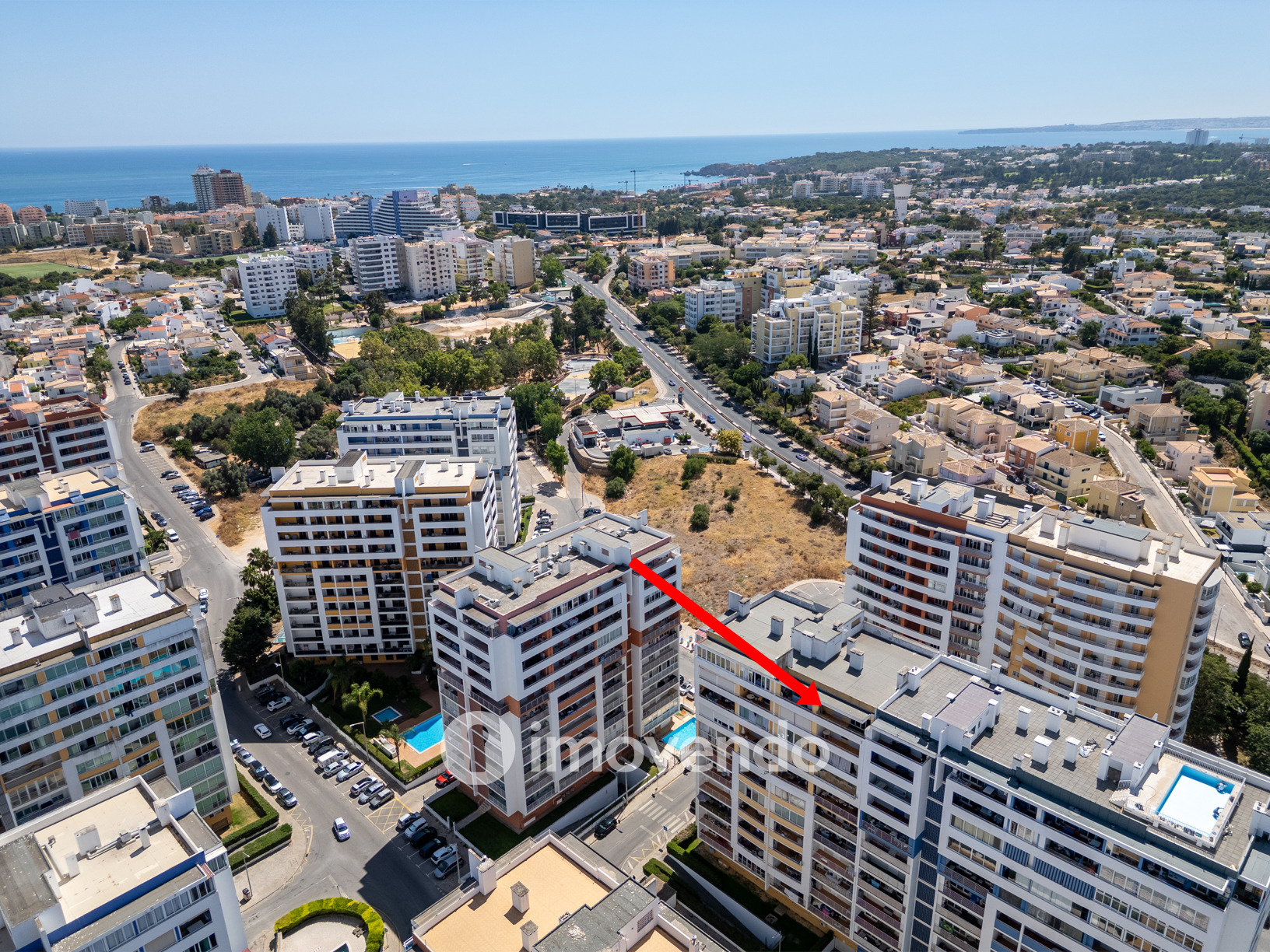 Apartamento T1 com terraço, num condomínio com piscina, em Portimão