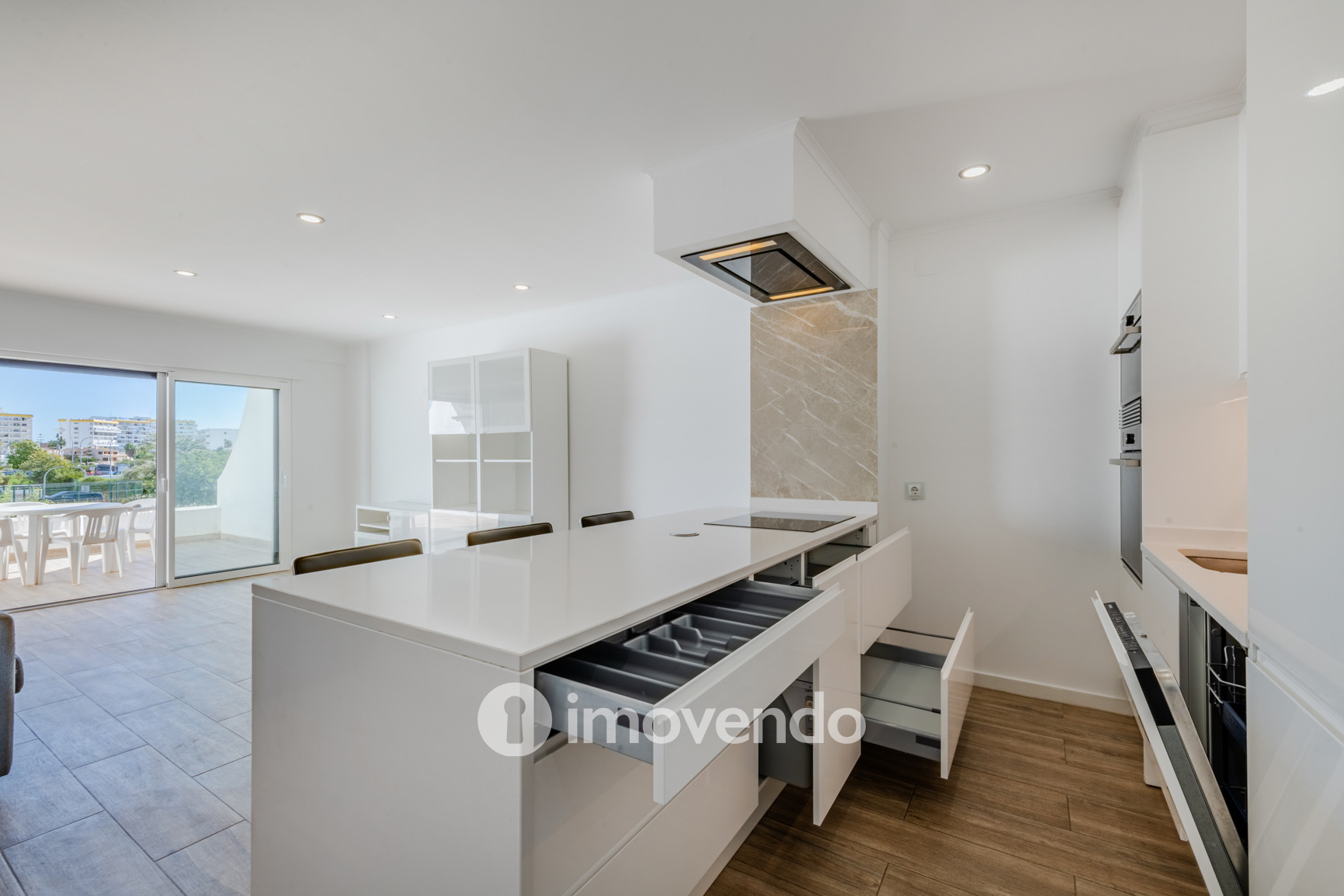 Apartamento T1 com parqueamento, em condomínio com piscina, Albufeira