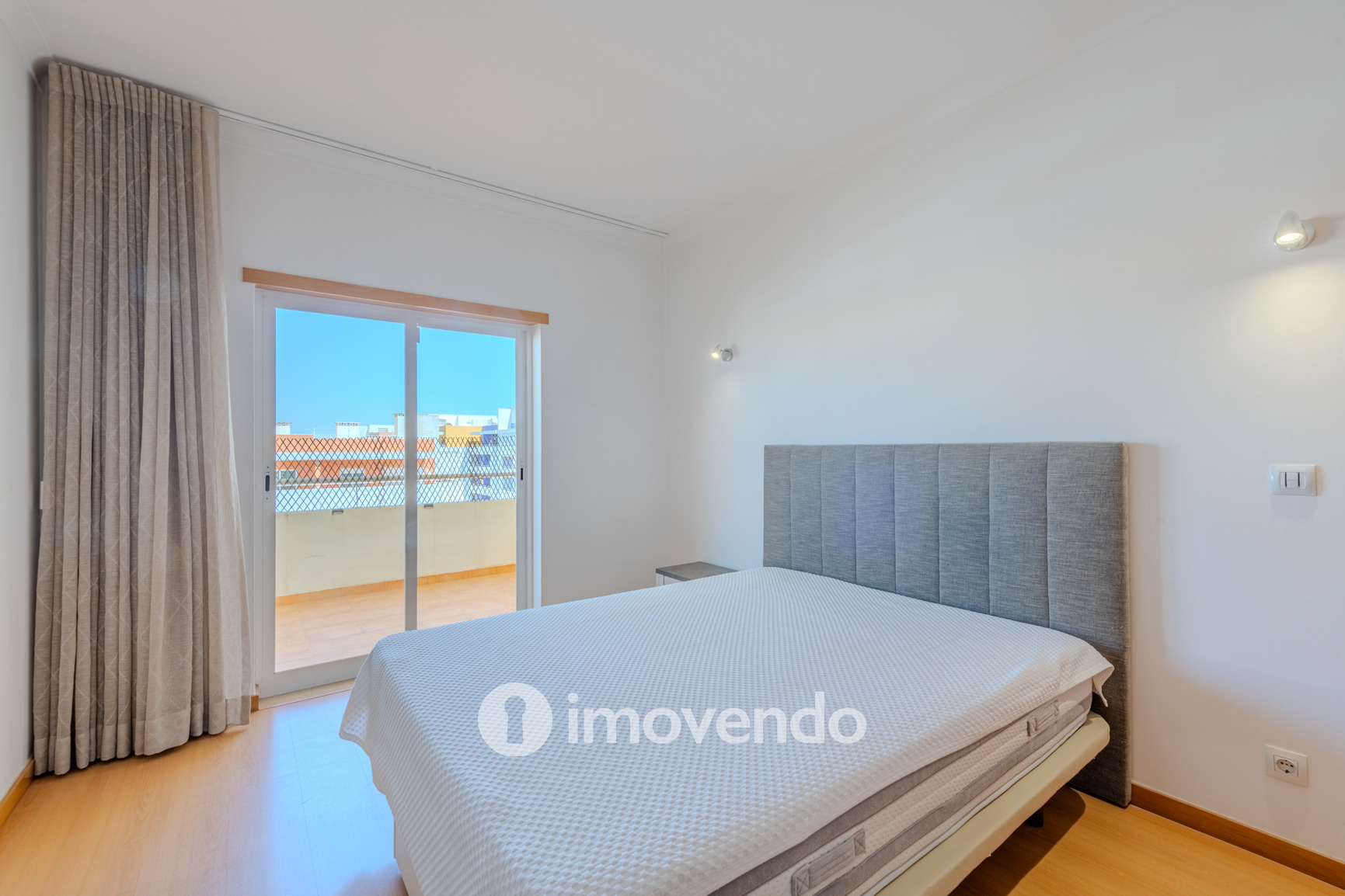 Apartamento T1 com terraço, num condomínio com piscina, em Portimão