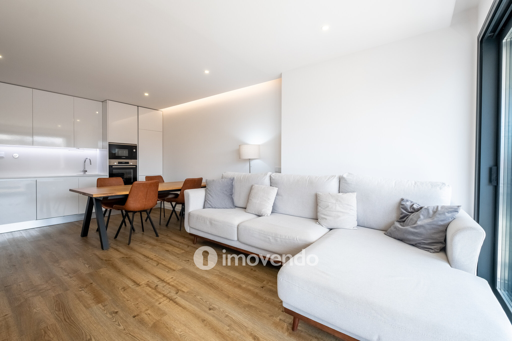 Apartamento T1+1, semi-novo, em Coimbra
