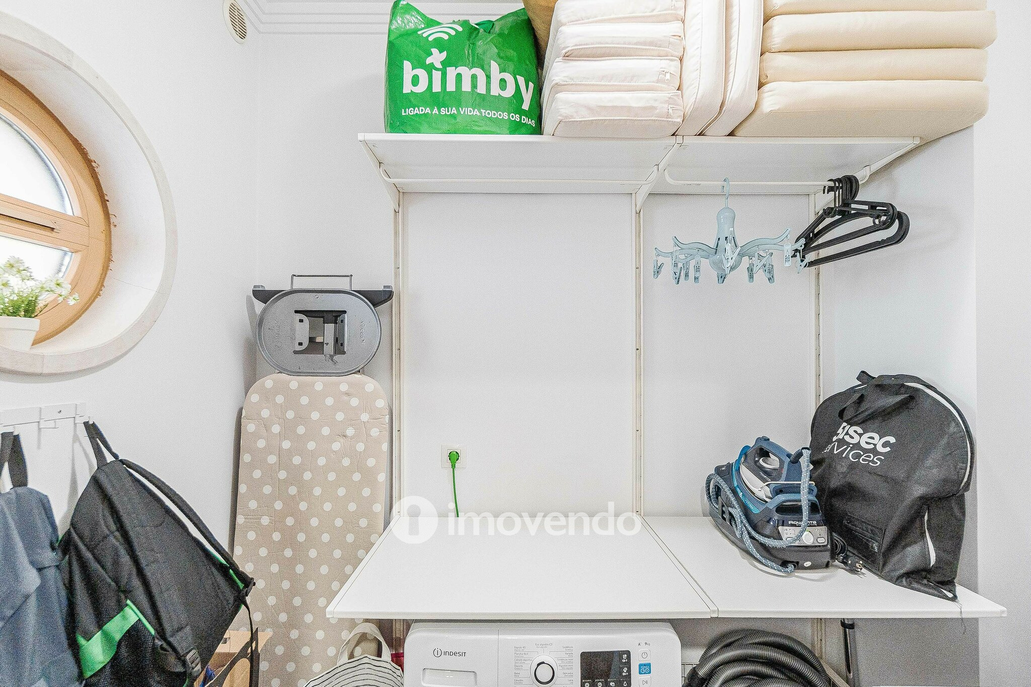 Moradia T3 com garagem, num condomínio com piscina, em Bucelas