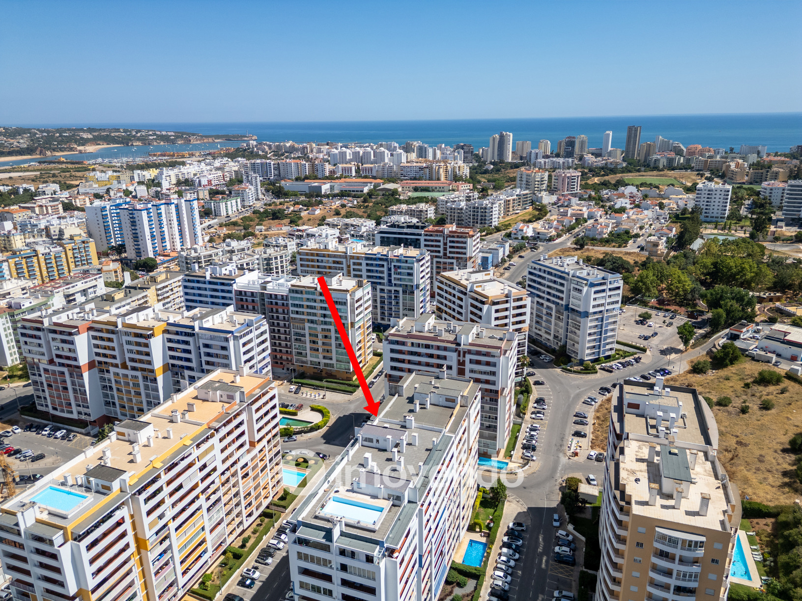 Apartamento T1 com terraço, num condomínio com piscina, em Portimão
