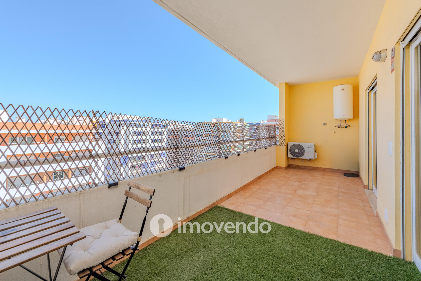 Apartamento T1 com terraço, num condomínio com piscina, em Portimão