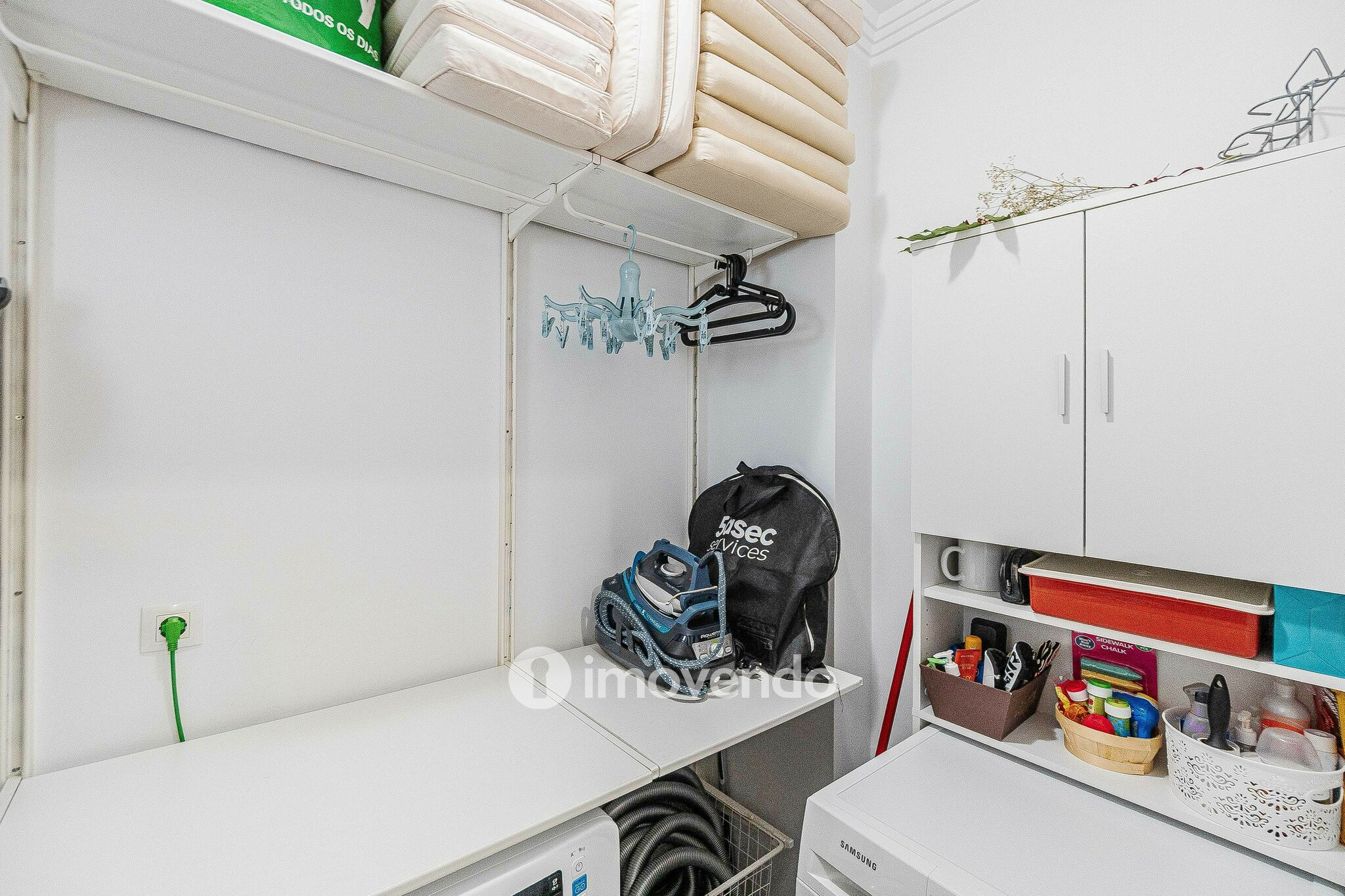 Moradia T3 com garagem, num condomínio com piscina, em Bucelas