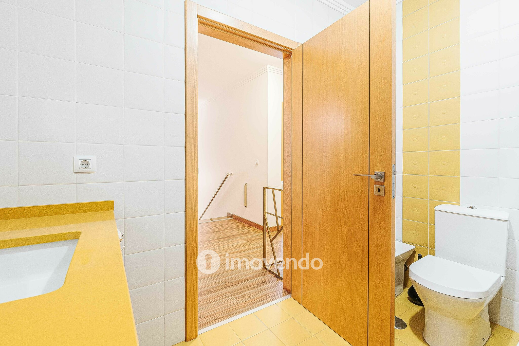 Moradia T3 com garagem, num condomínio com piscina, em Bucelas