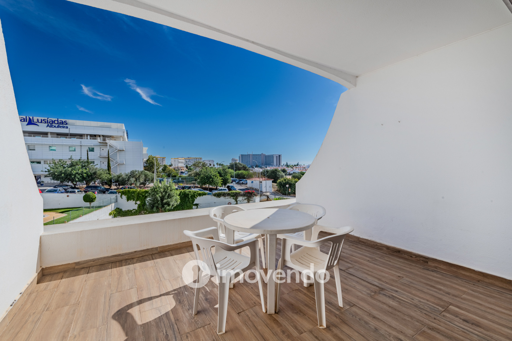 Apartamento T1 com parqueamento, em condomínio com piscina, Albufeira