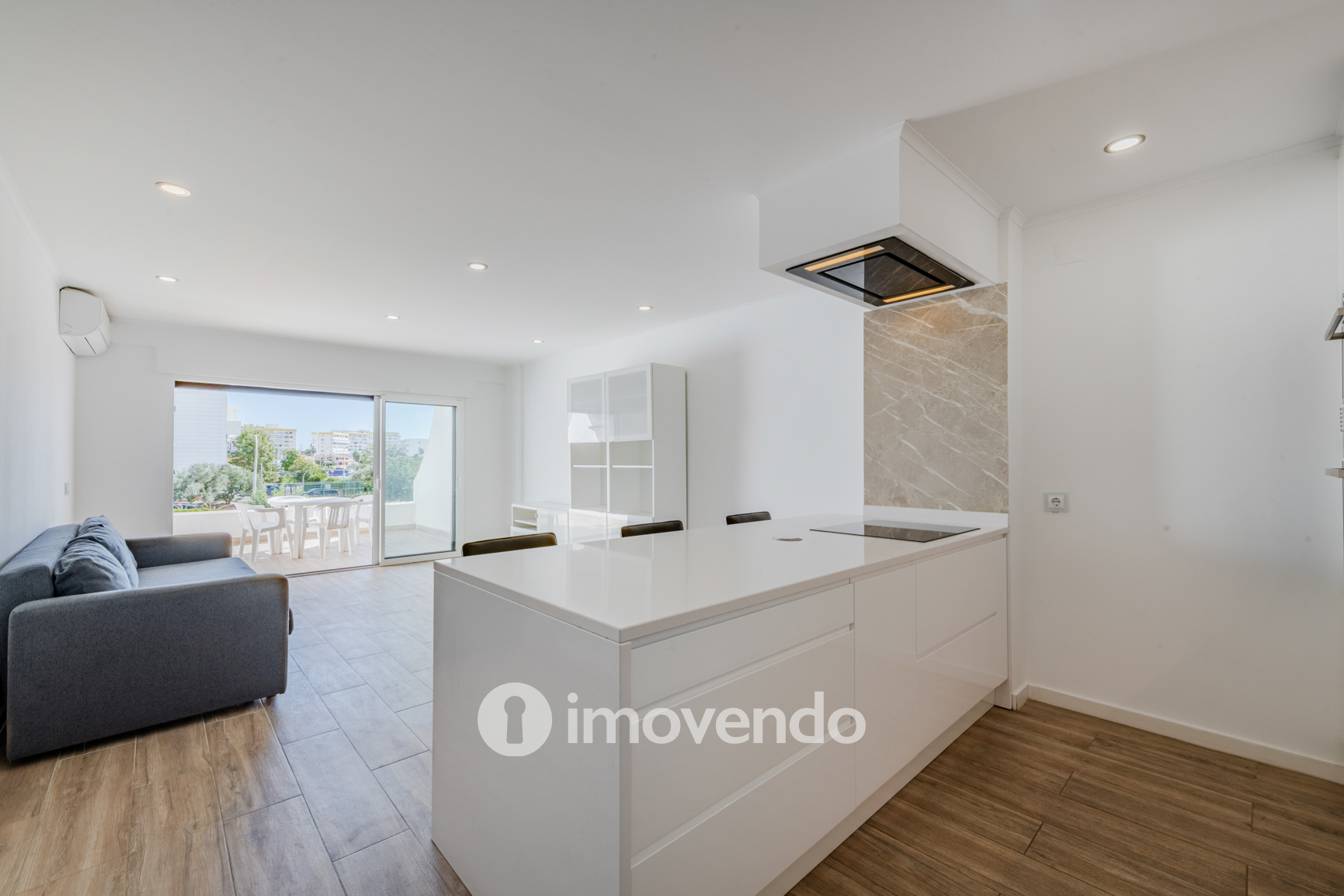 Apartamento T1 com parqueamento, em condomínio com piscina, Albufeira