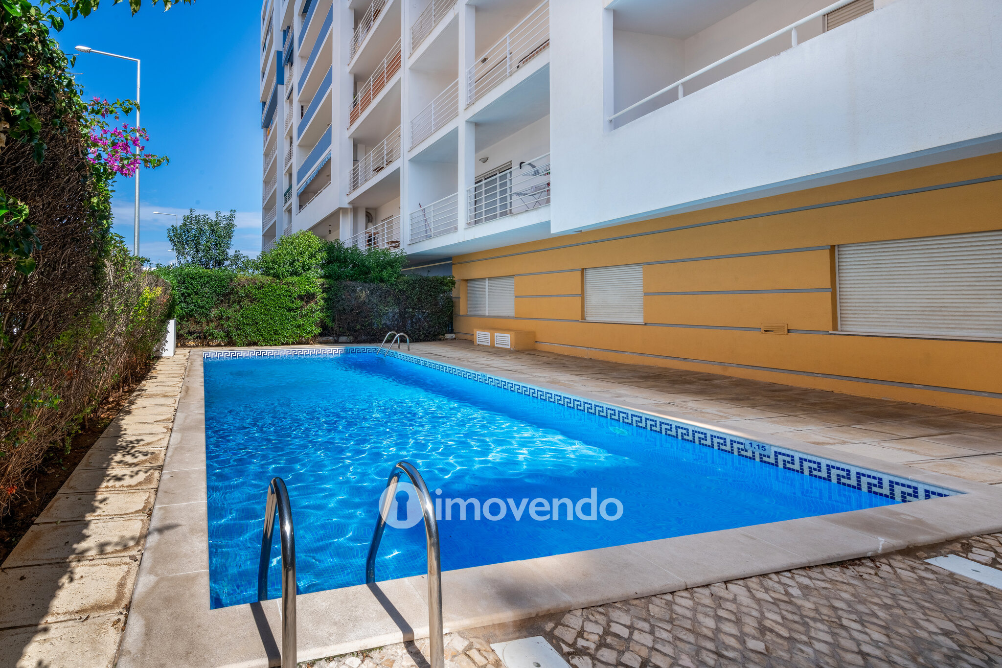 Apartamento T1 com terraço, num condomínio com piscina, em Portimão