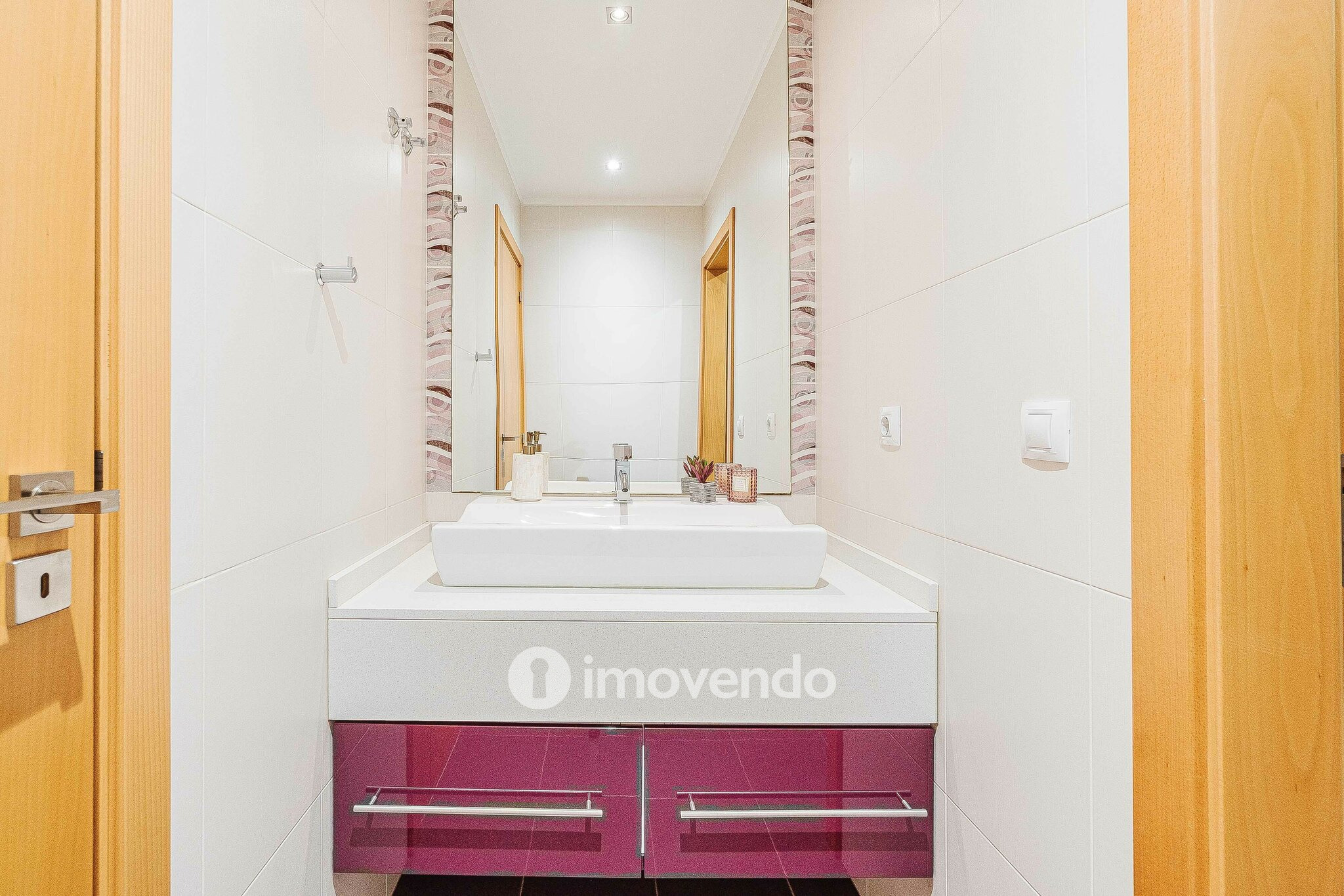 Moradia T3 com garagem, num condomínio com piscina, em Bucelas