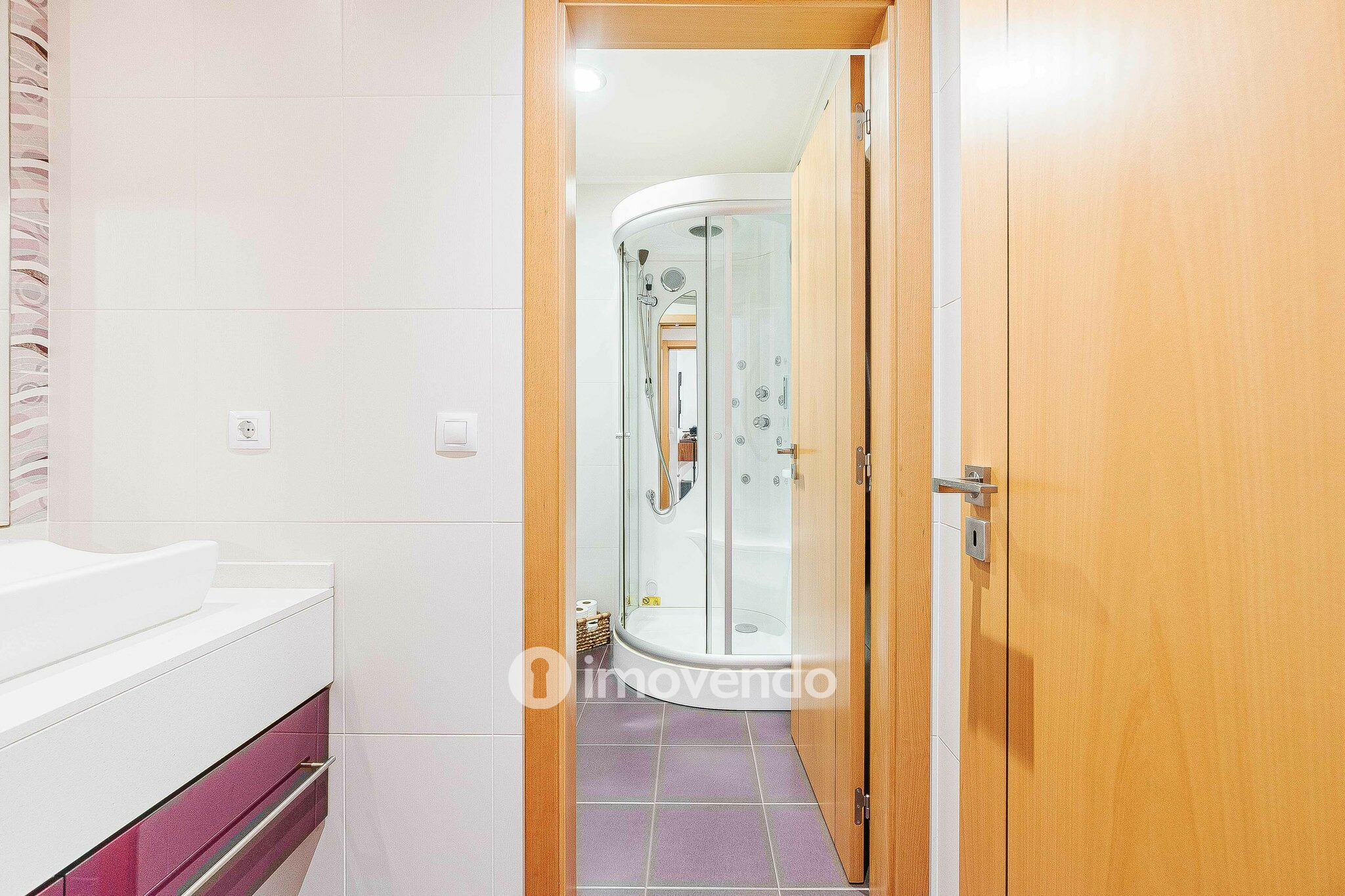 Moradia T3 com garagem, num condomínio com piscina, em Bucelas