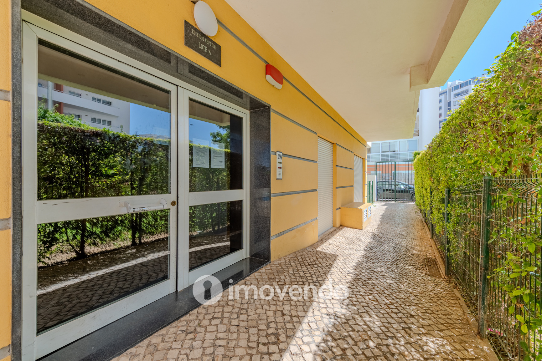 Apartamento T1 com terraço, num condomínio com piscina, em Portimão