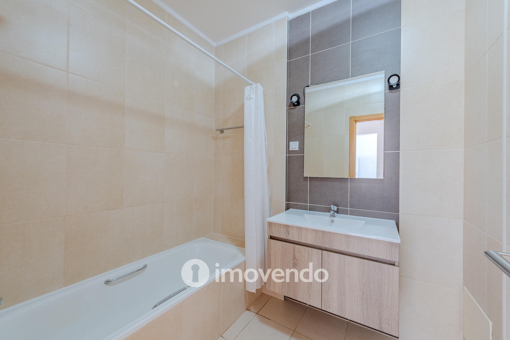 Apartamento T1 com terraço, num condomínio com piscina, em Portimão