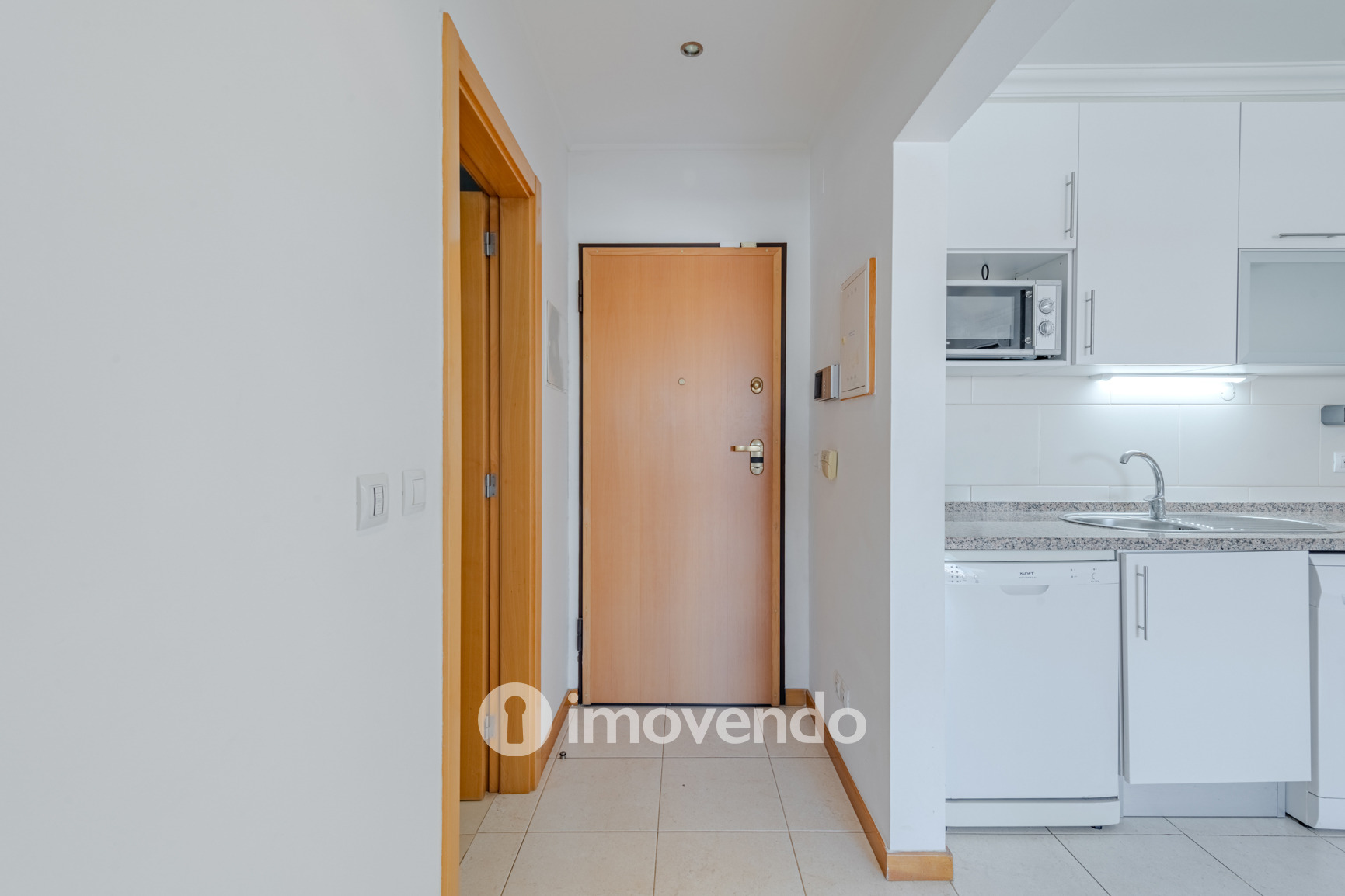 Apartamento T1 com terraço, num condomínio com piscina, em Portimão