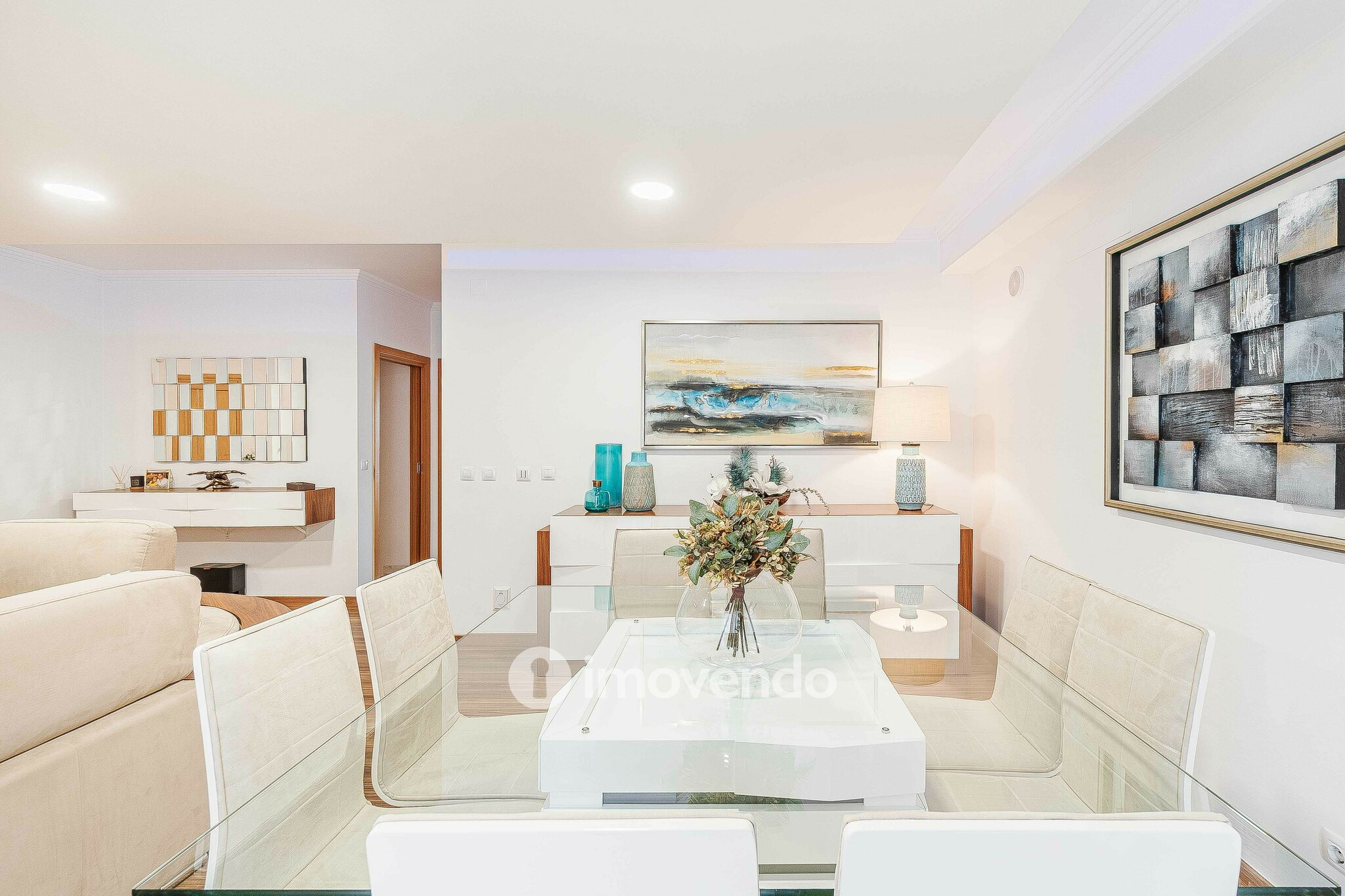 Moradia T3 com garagem, num condomínio com piscina, em Bucelas