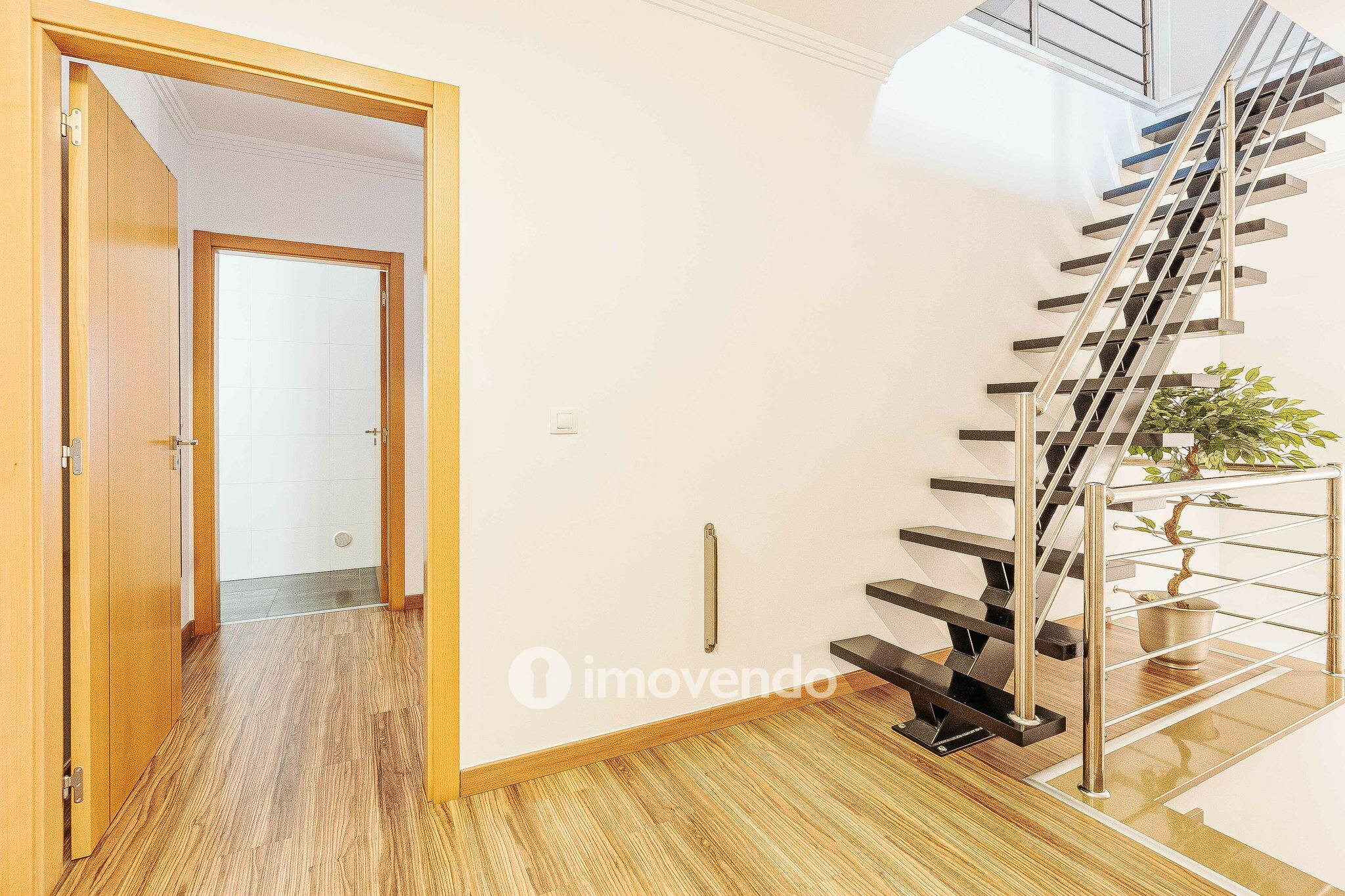 Moradia T3 com garagem, num condomínio com piscina, em Bucelas