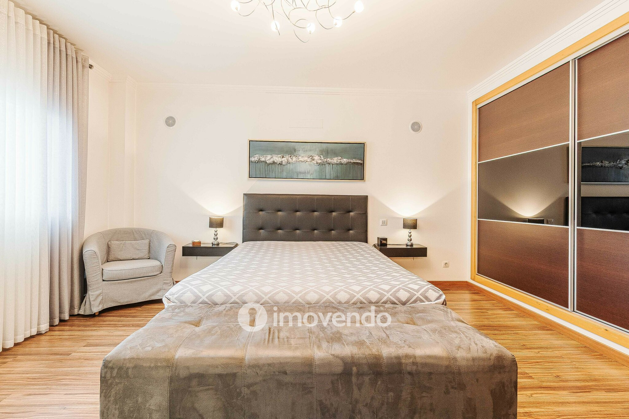 Moradia T3 com garagem, num condomínio com piscina, em Bucelas