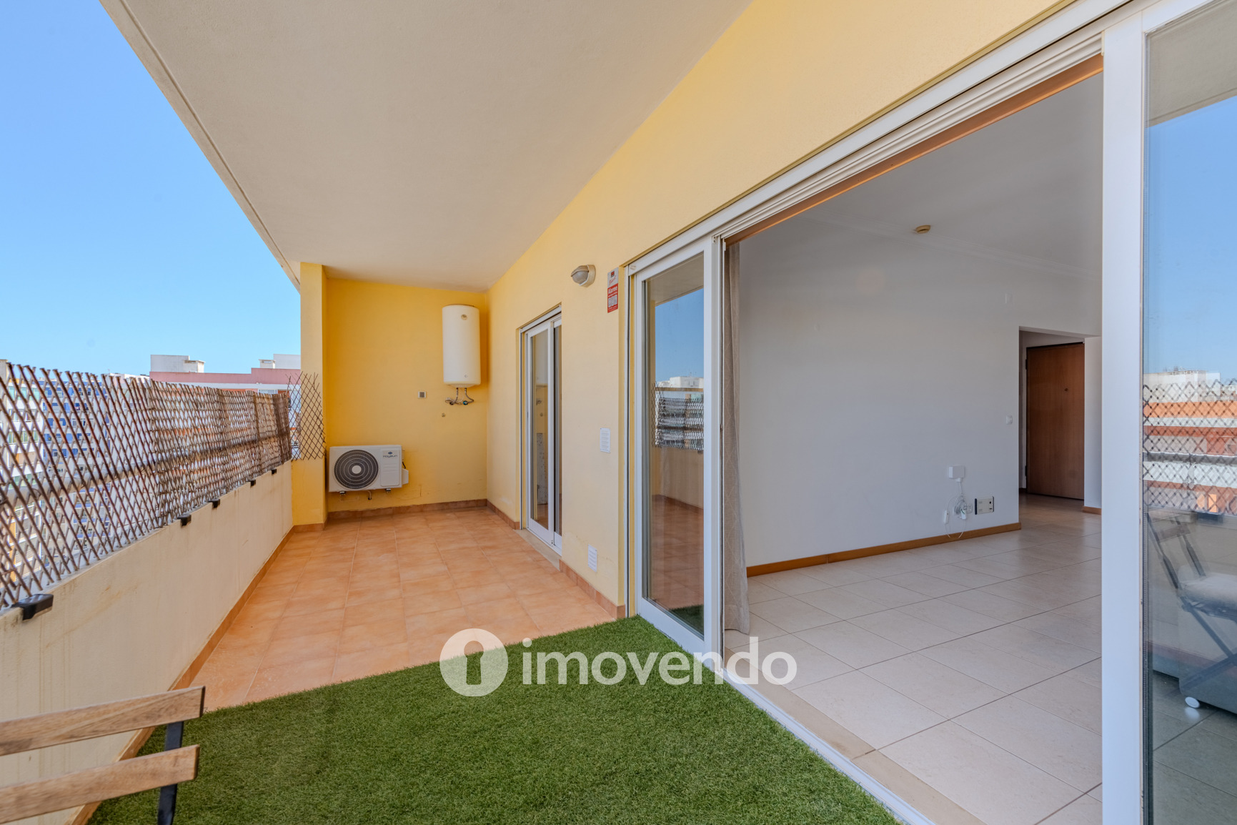 Apartamento T1 com terraço, num condomínio com piscina, em Portimão