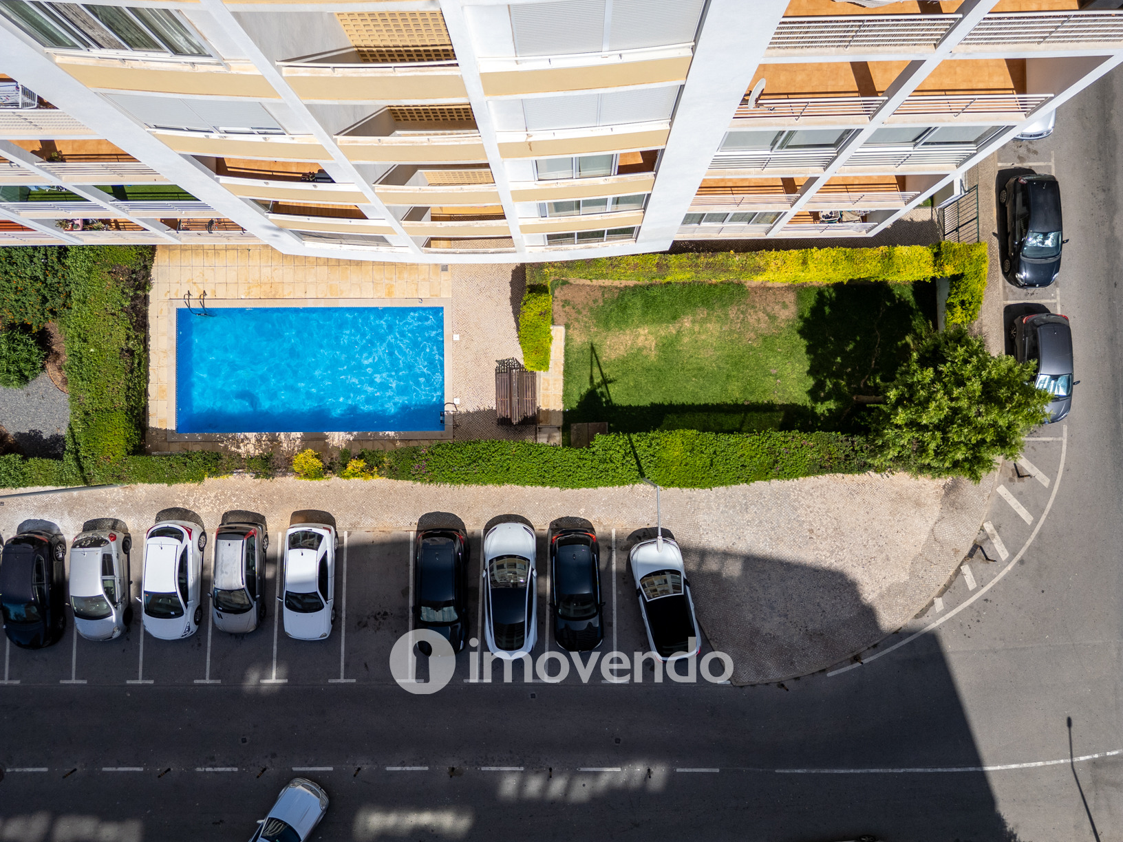 Apartamento T1 com terraço, num condomínio com piscina, em Portimão