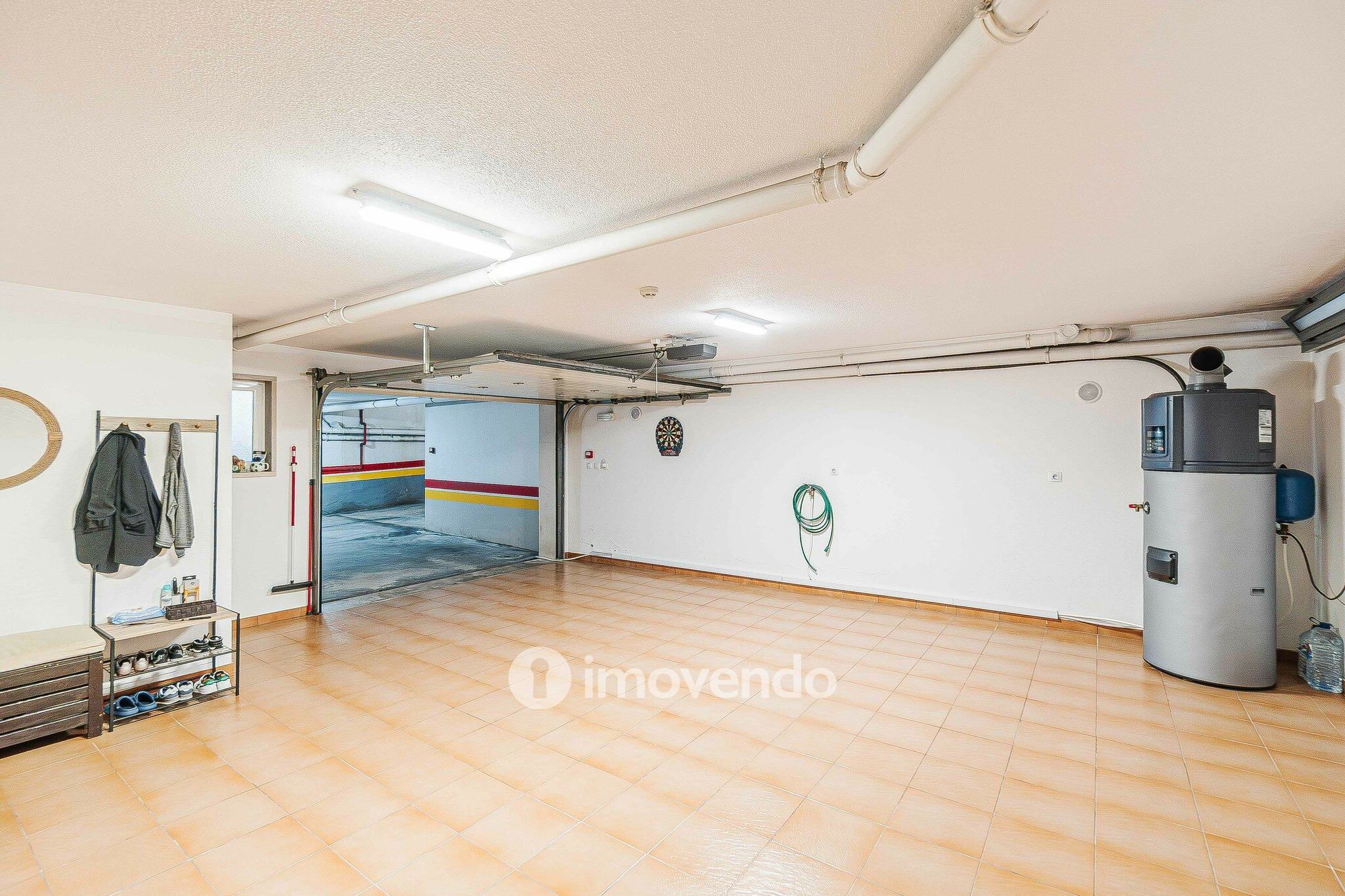 Moradia T3 com garagem, num condomínio com piscina, em Bucelas
