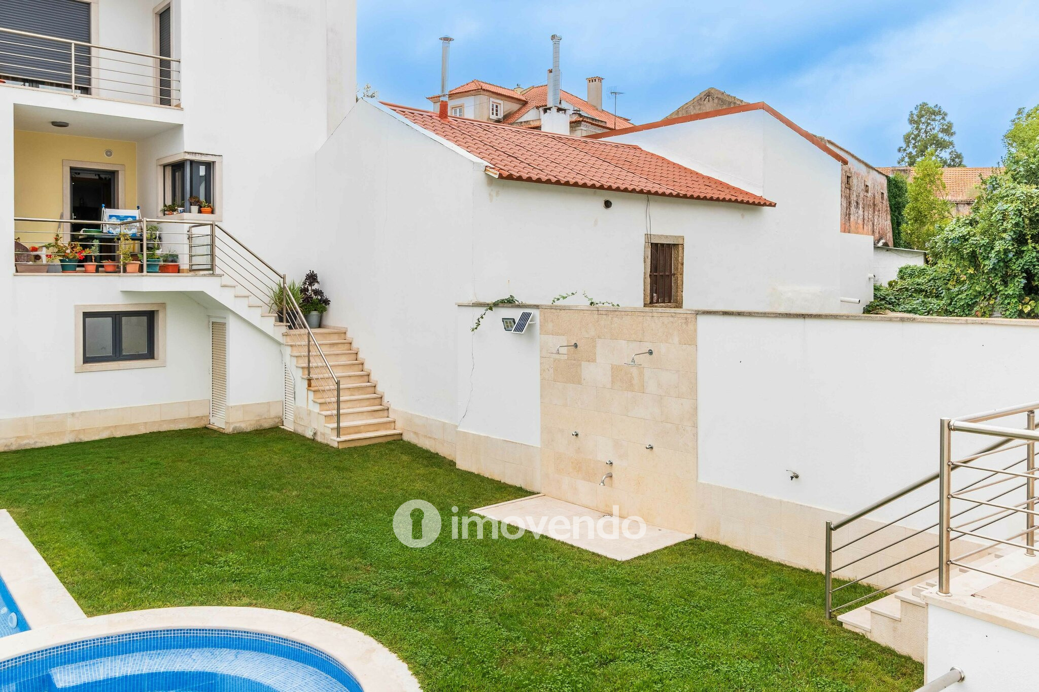 Moradia T3 com garagem, num condomínio com piscina, em Bucelas