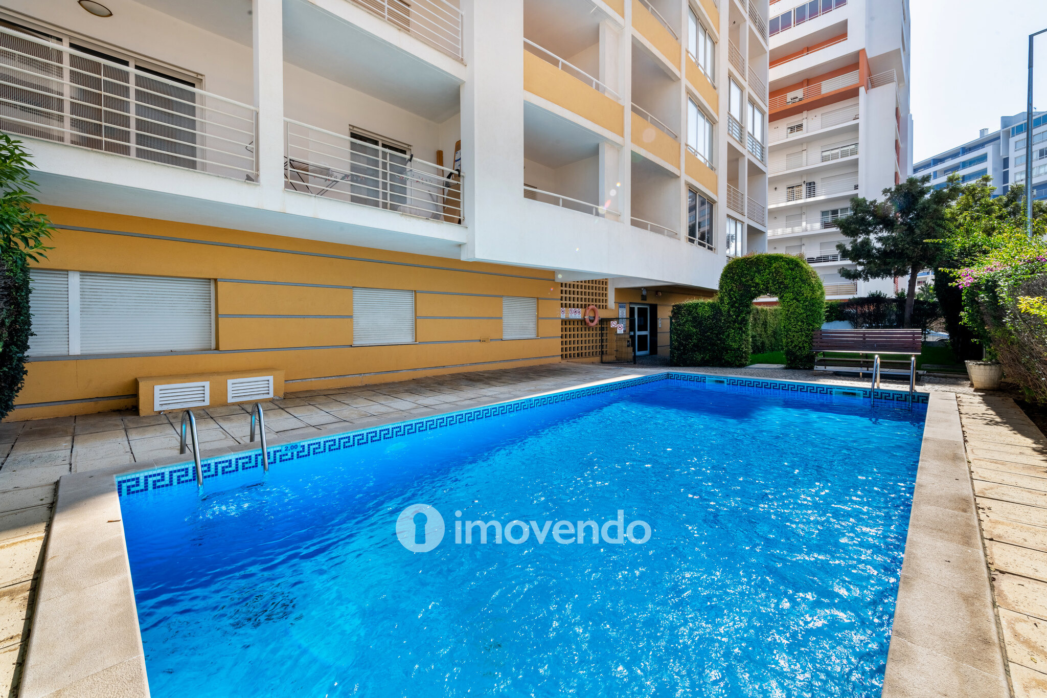Apartamento T1 com terraço, num condomínio com piscina, em Portimão