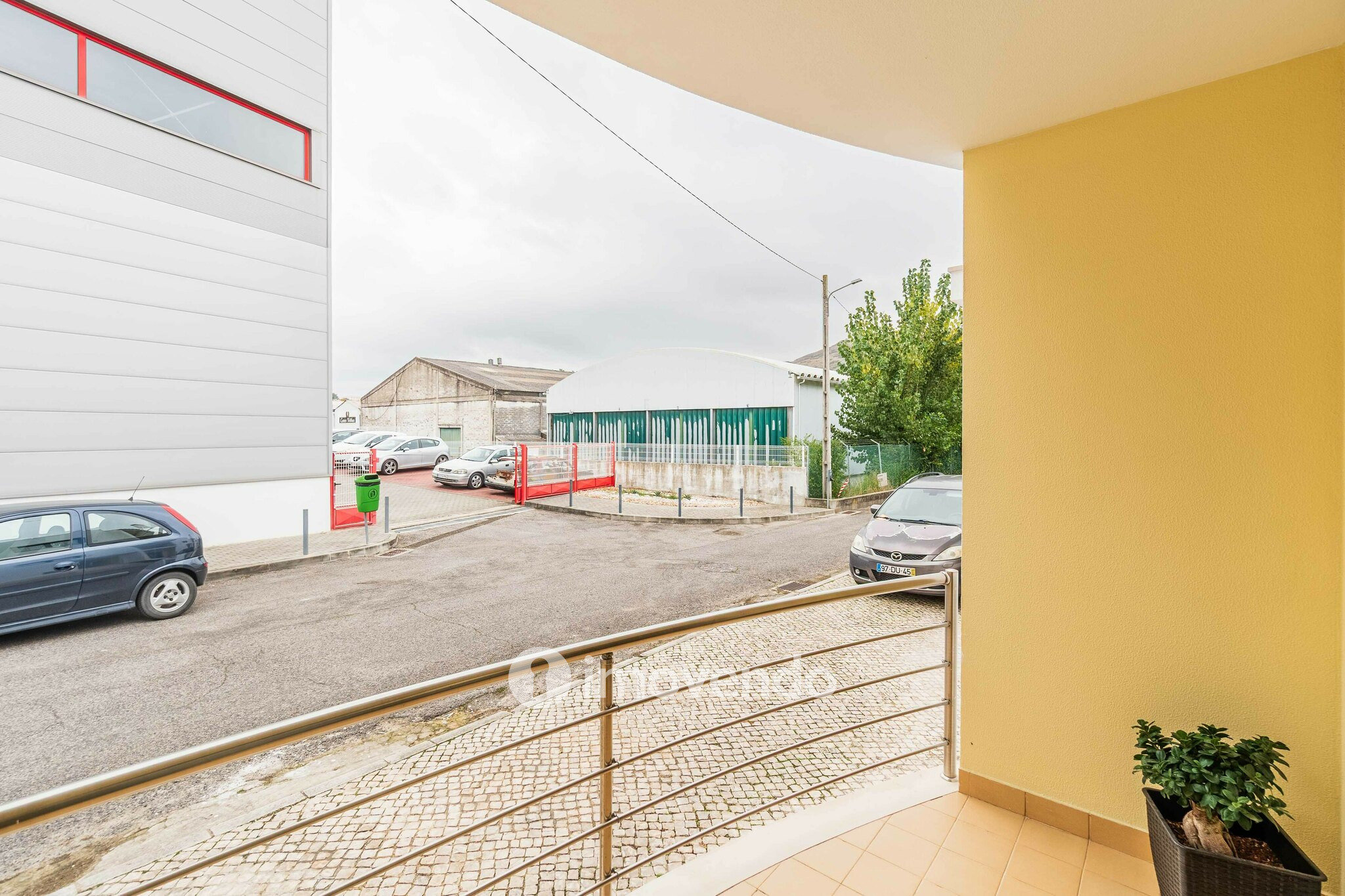 Moradia T3 com garagem, num condomínio com piscina, em Bucelas