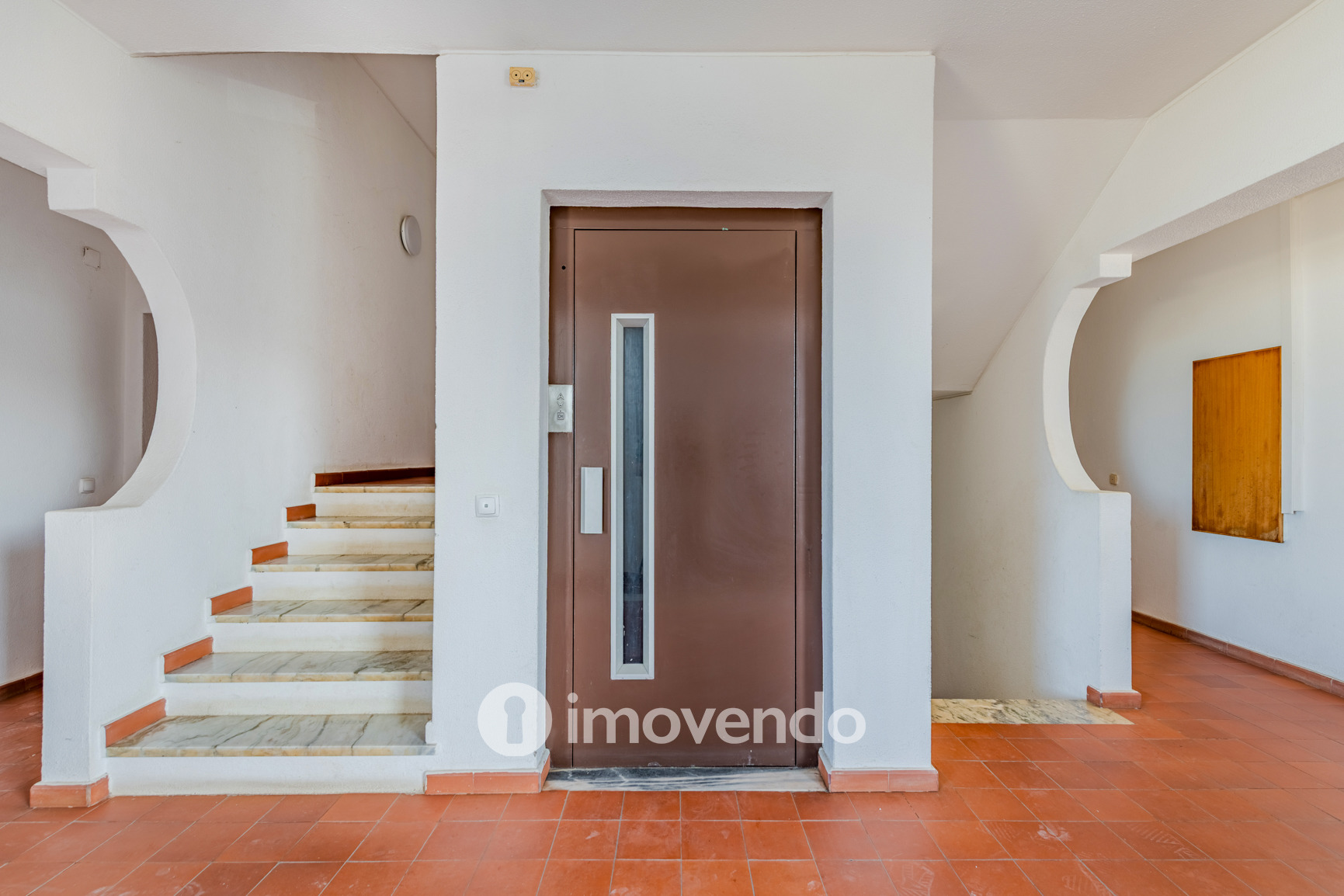 Apartamento T1 com parqueamento, em condomínio com piscina, Albufeira